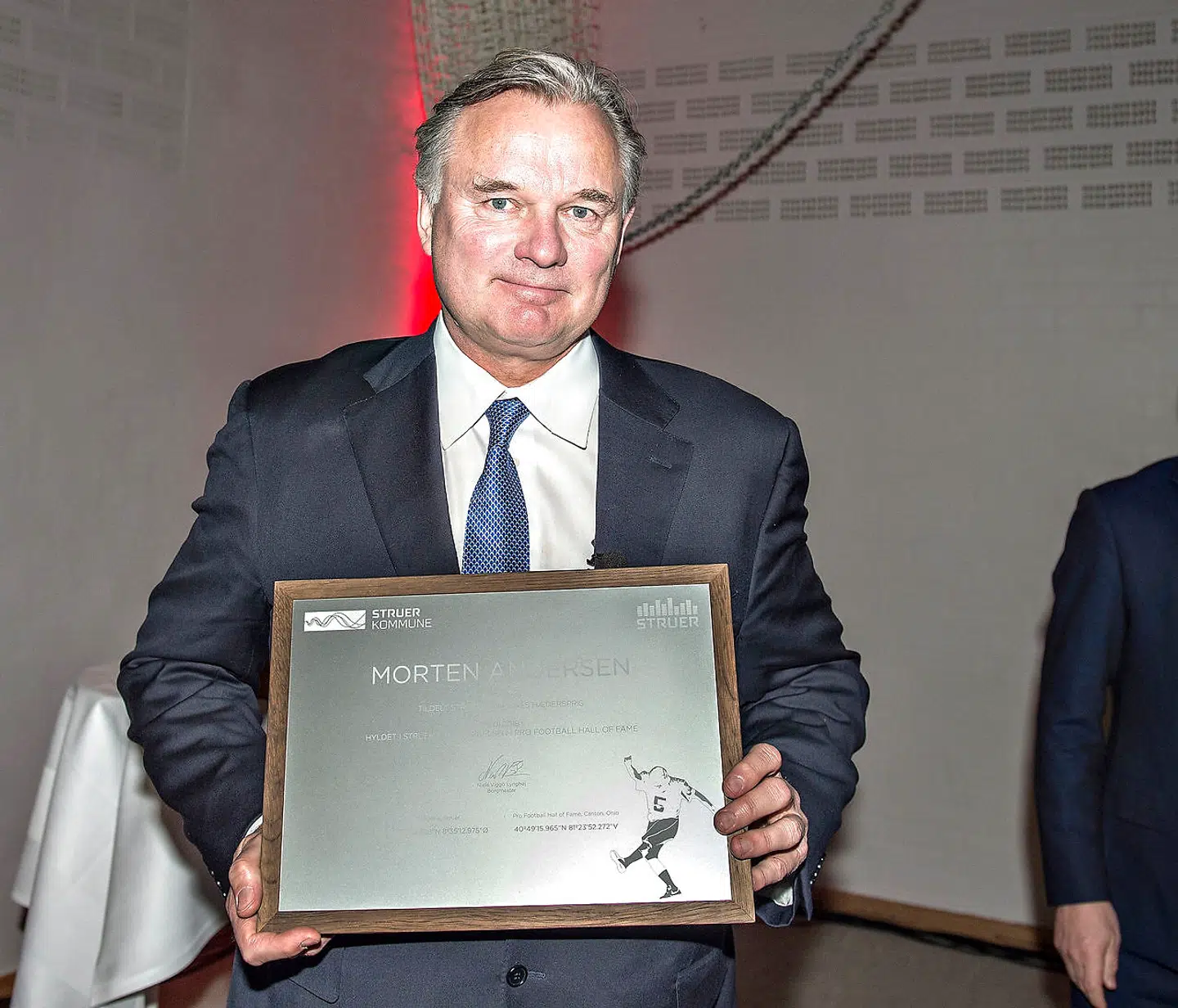 Ud over sin egen vej fik Morten Andersen en plakette af Struer Kommune som bevis på, at han er æresborger i byen. Inskriptionen på plaketten er udført med lasertryk af smede fra Bang & Olufsen, mens den blev afleveret i en trækasse lavet af Struer Kajak, der er verdensførende i produktionen af trækajakker. Foto: Henning Bagger