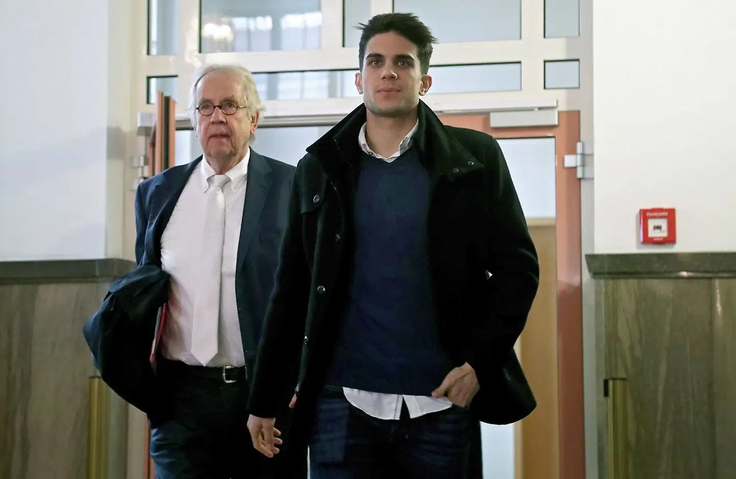Marc Bartra på vej til retsmøde omkring bombeangrebet på Dortmunds spillerbus