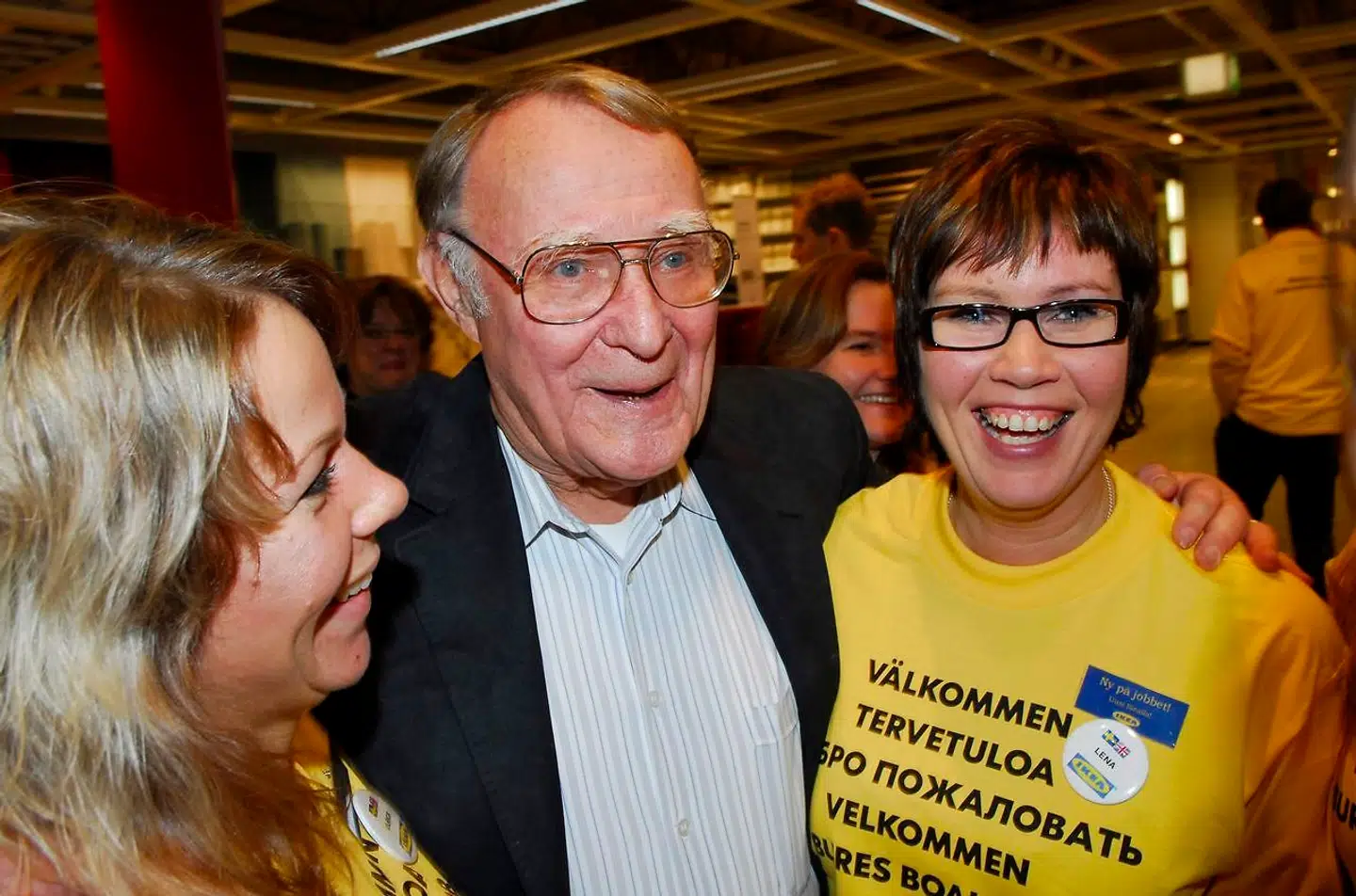 (FILES) In this file photo taken on November 15, 2006 Swedish furniture giant IKEA founder Ingvar Kamprad (C) poses with two of his employees during the opening of an IKEA store in Haparanda in northern Sweden. Ingvar Kamprad, the enigmatic founder of Swedish furniture giant IKEA, died aged 91 on January 28, 2018, the company said. / AFP PHOTO / SCANPIX SWEDEN / THORD NILSSON