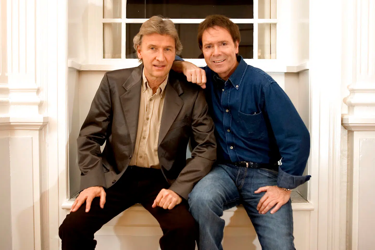 Jørgen de Mylius fotograferet sammen med sin mangeårige ven og musikikon Cliff Richard.