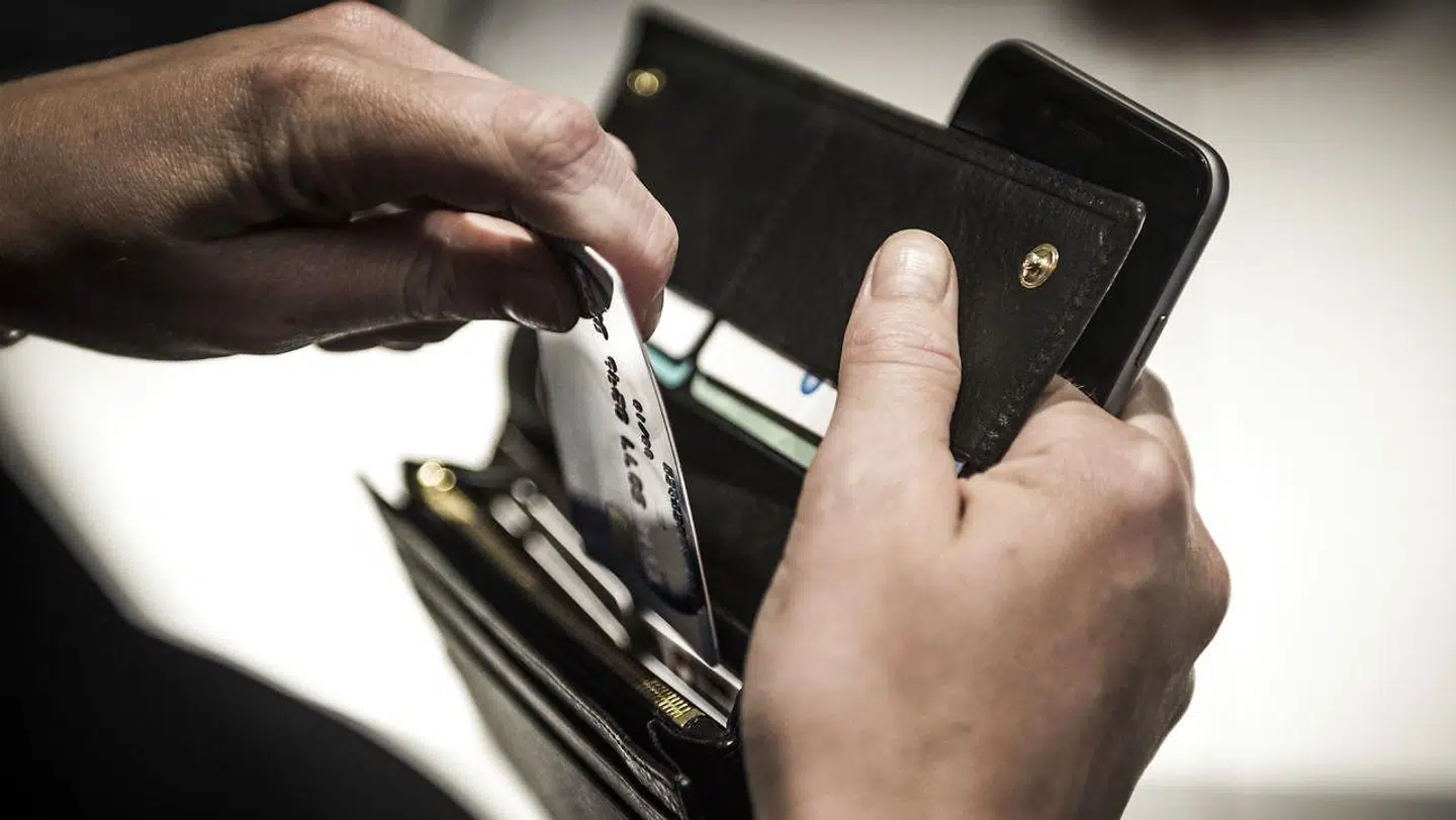 Politiet advarer mod en ny type svindel, hvor mænd tager på date med kvinder, de har fået kontakt til på nettet, og derefter misbruger deres dankort. (Arkivfoto)