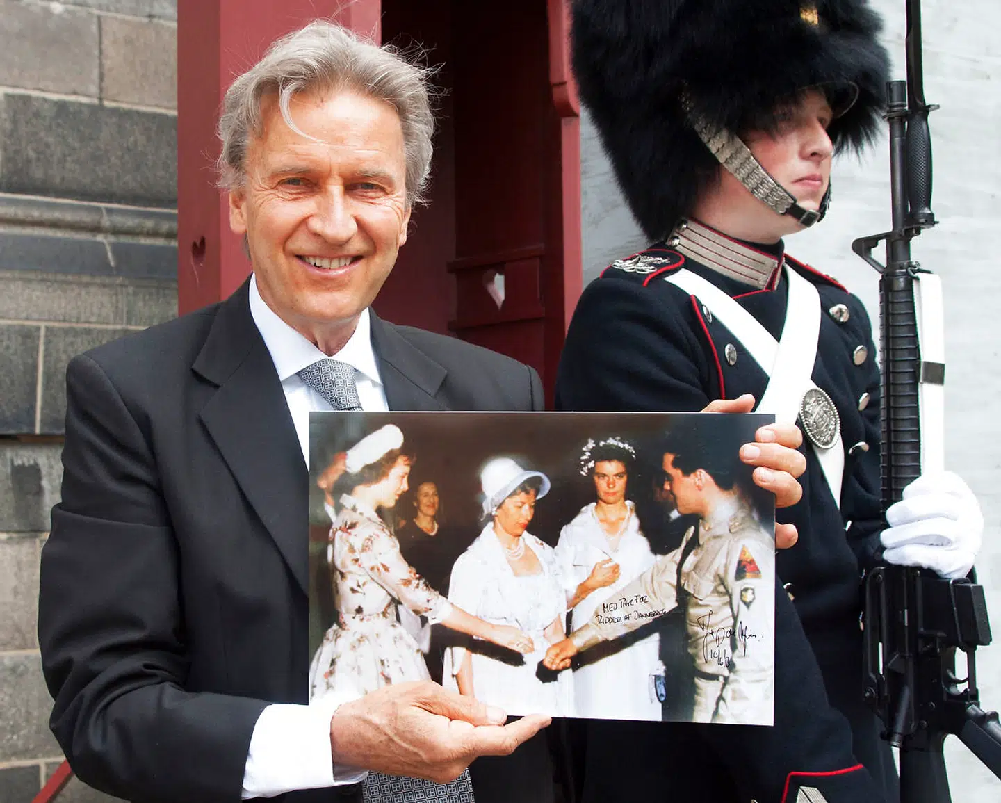Da Jørgen de Myilus i 2013 fik Ridderkorset, havde han et signeret foto med til dronning Margrethe, fra da hun som ung mødte Elvis Presley.