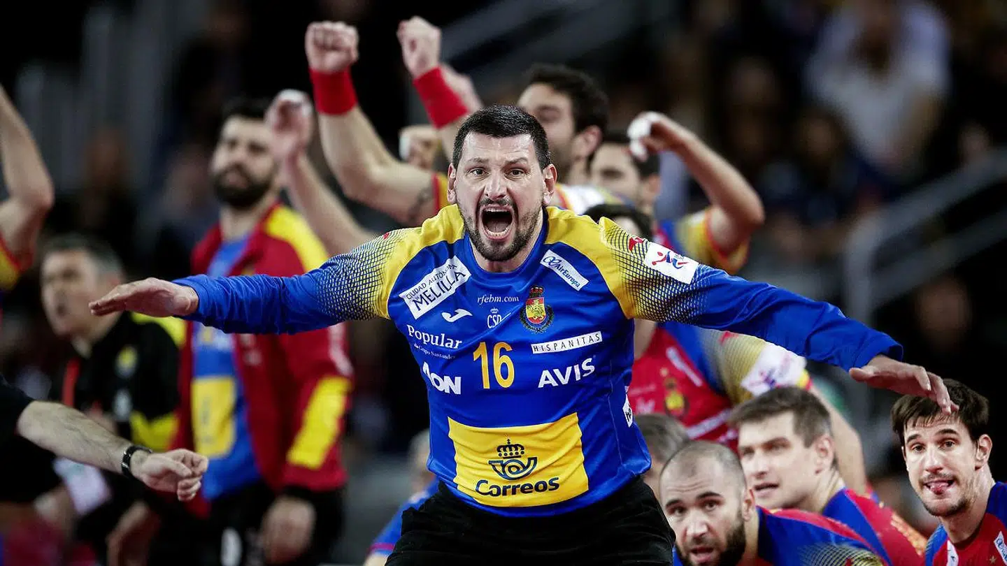 Glade spanske spillere fejrer at være blevet europamestre.