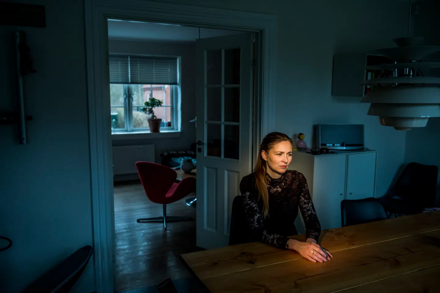 En morgen i 2016 var Marlene Ambo-Rasmussens stuegulv dækket af glasskår. En brosten var kastet gennem vinduet og landet i den røde stol.