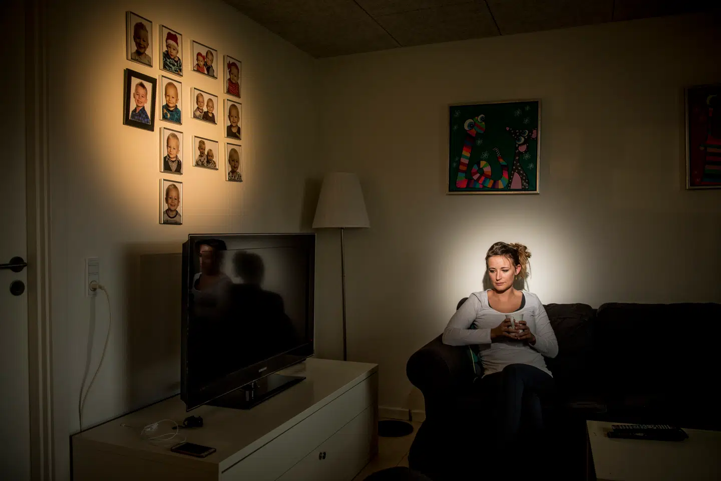 Louise-Amalie Lægsgaard og hendes familie bor i Tarup-området, der har været ramt af stenkast. De har to gange fået kastet sten gennem ruder i deres hjem. Efterfølgende har familien installeret videoovervågning.