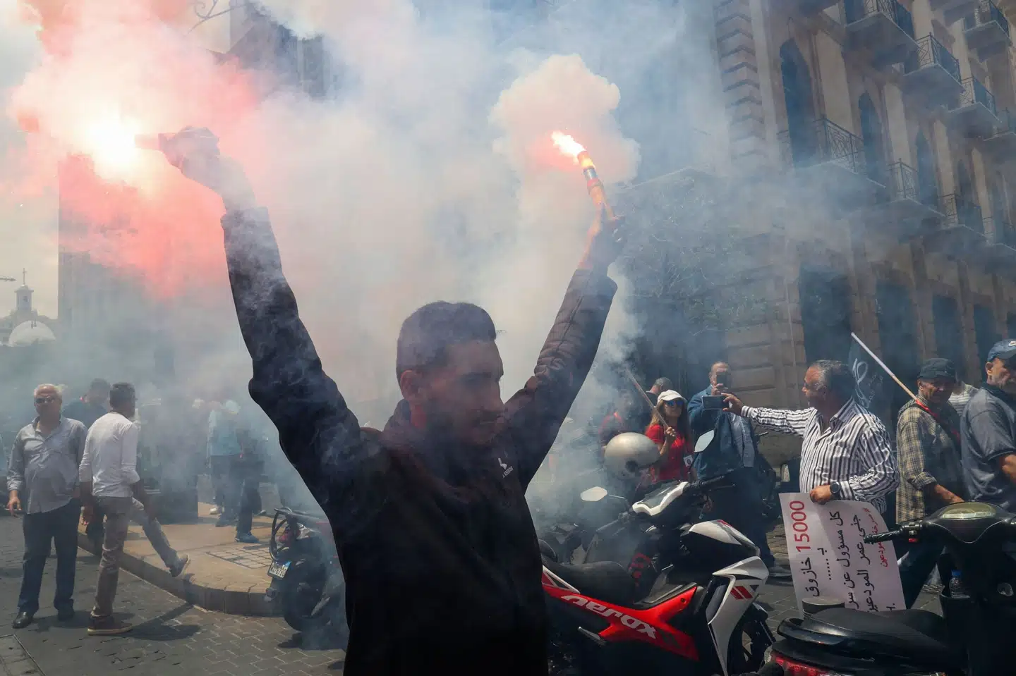 Demonstranter protesterer mod bankerne i Beirut, hvor en tiltagende økonomisk krise har ført til, at samfundet står uden kontanter, så det næsten er umuligt for almindelige borgere at få fat i deres sparepenge. Anwar Amro/Ritzau Scanpix