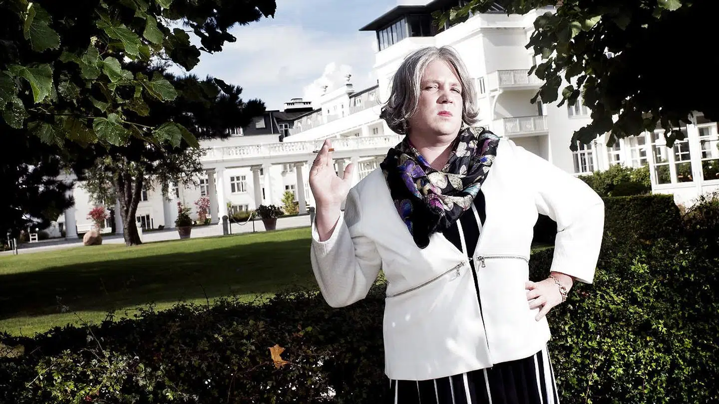 Karakteren Kirsten Birgit Schiøtz Kretz Hørsholm (Frederik Cillius) fra den korte radioavis på radio 24syv.