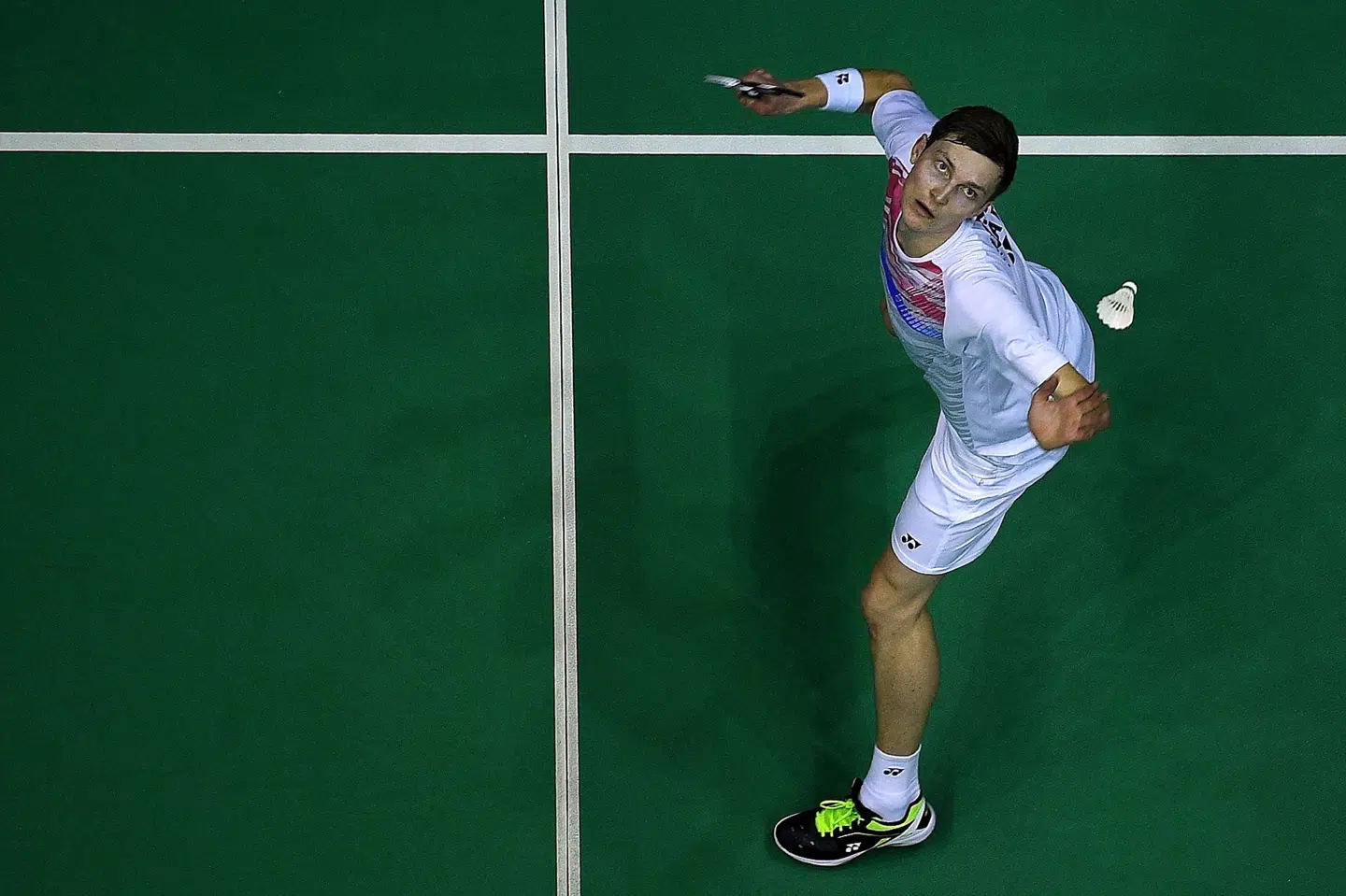 Viktor Axelsen trak sig torsdag med en skade under en badmintonkamp i Indonesien. Scanpix/Manan Vatsyayana