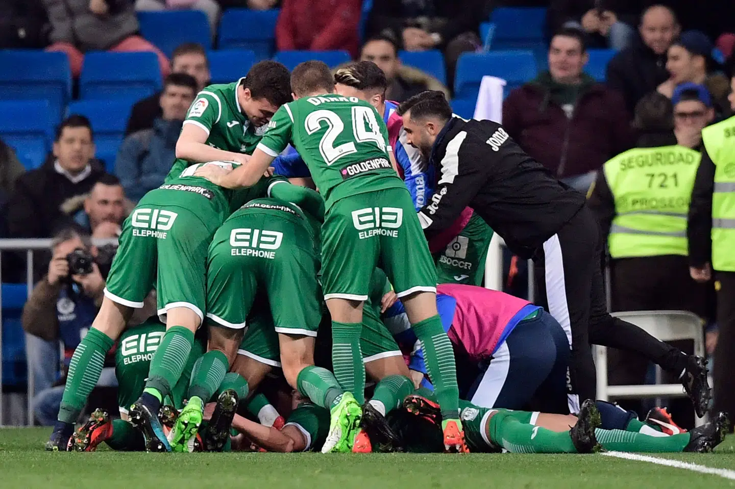 Leganes-spillerne jubler over en af scoringerne, som sendte mestrene fra Real Madrid ud af Copa del Rey. Scanpix/Javier Soriano