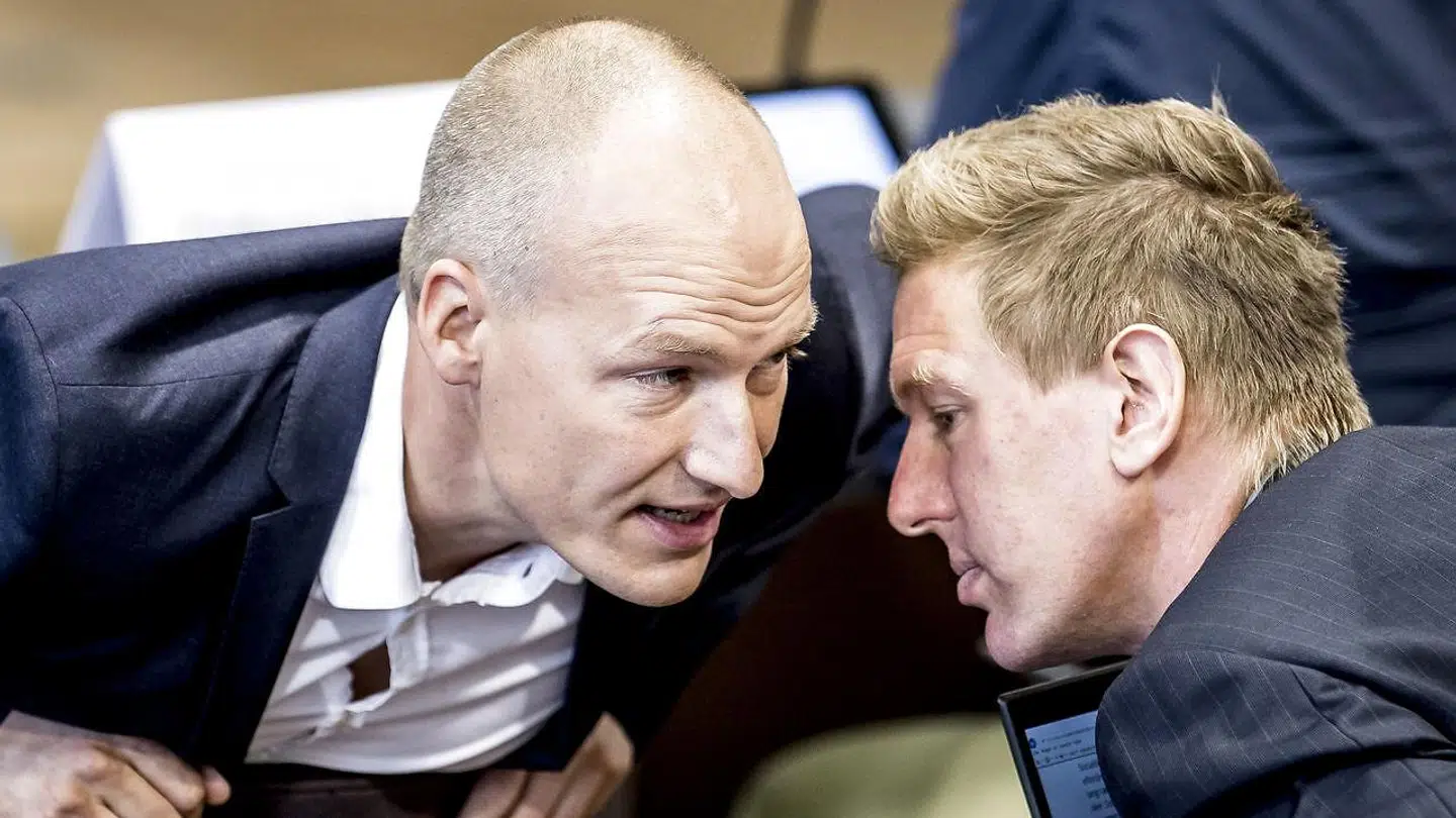 Fra venstre Enhedslistens Pelle Dragsted og Rune Lund under møde i landstingssalen på Christiansborg. Venstrefløjspartiet er utilfredse med tonen fra Socialdemokratiet.