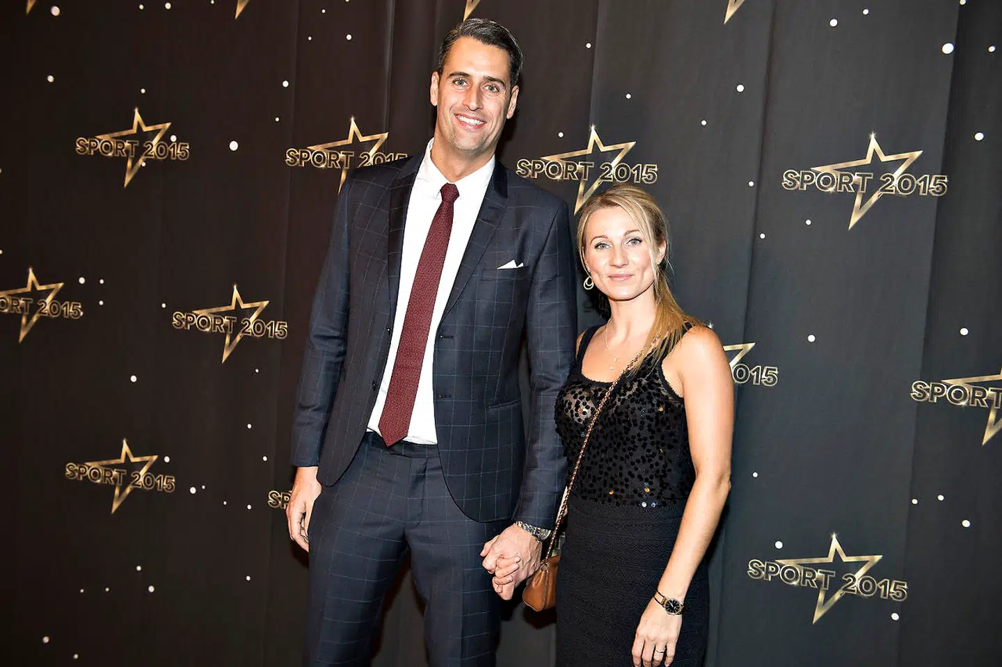 DR sendte lørdag aften deres direkte tv-transmission Sport 2015 fra Boxen i Herning, hvor der uddeles 10 priser og kåres et nyt medlem af Hall of Fame. Her ankommer sportsudøverne og VIP-gæsterne til hallen. Lars Krogh Jeppesen med frue