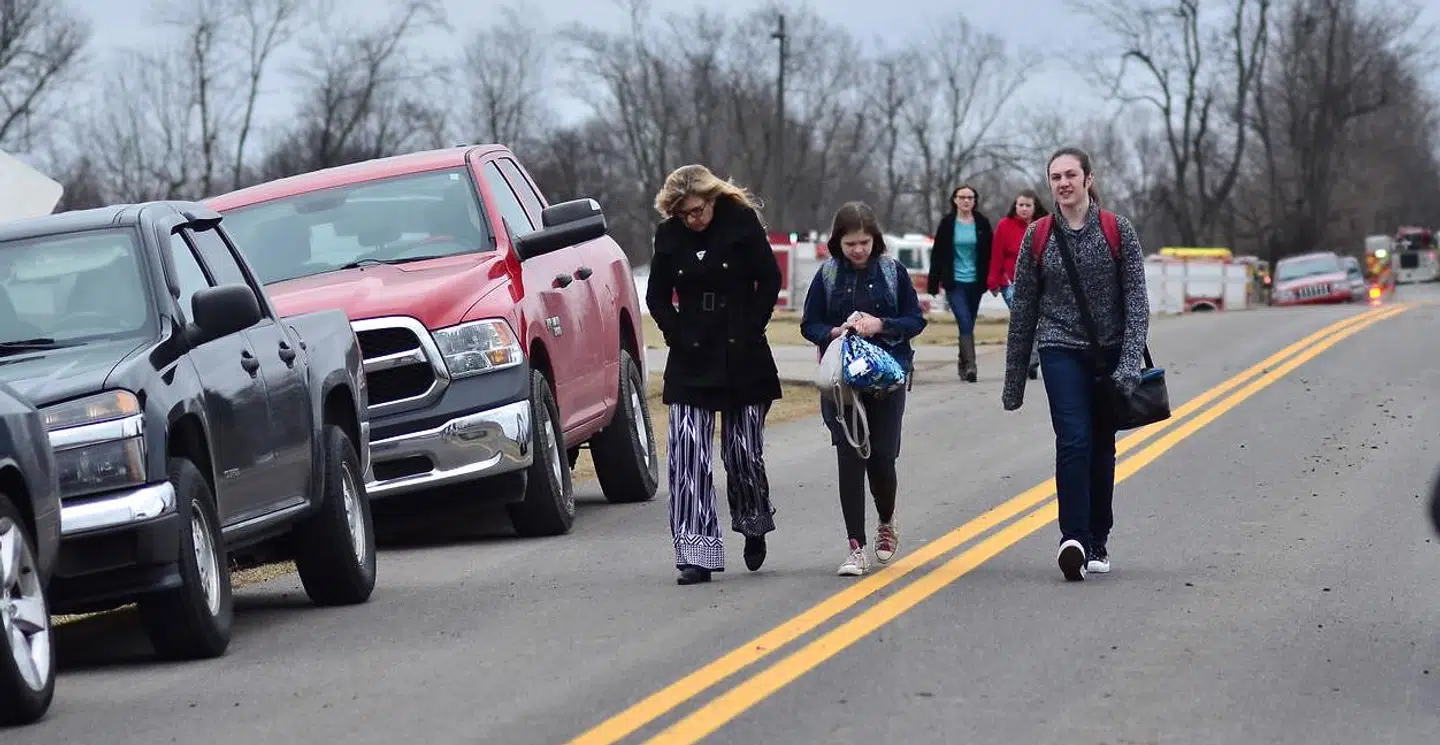 Shannon Duffy følger sin datter Lyra og sin søn Kalessin væk fra skolen efter skyderiet.
