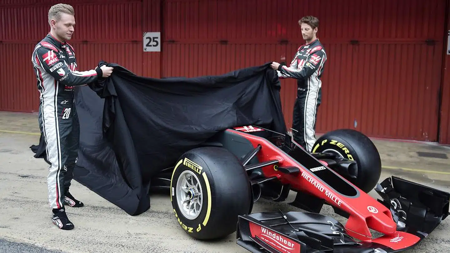 Kevin Magnussen og Romain Grosjean afslører 2017-Haas-raceren. Det vides endnu ikke, hvornår 2018-modellen vises frem.