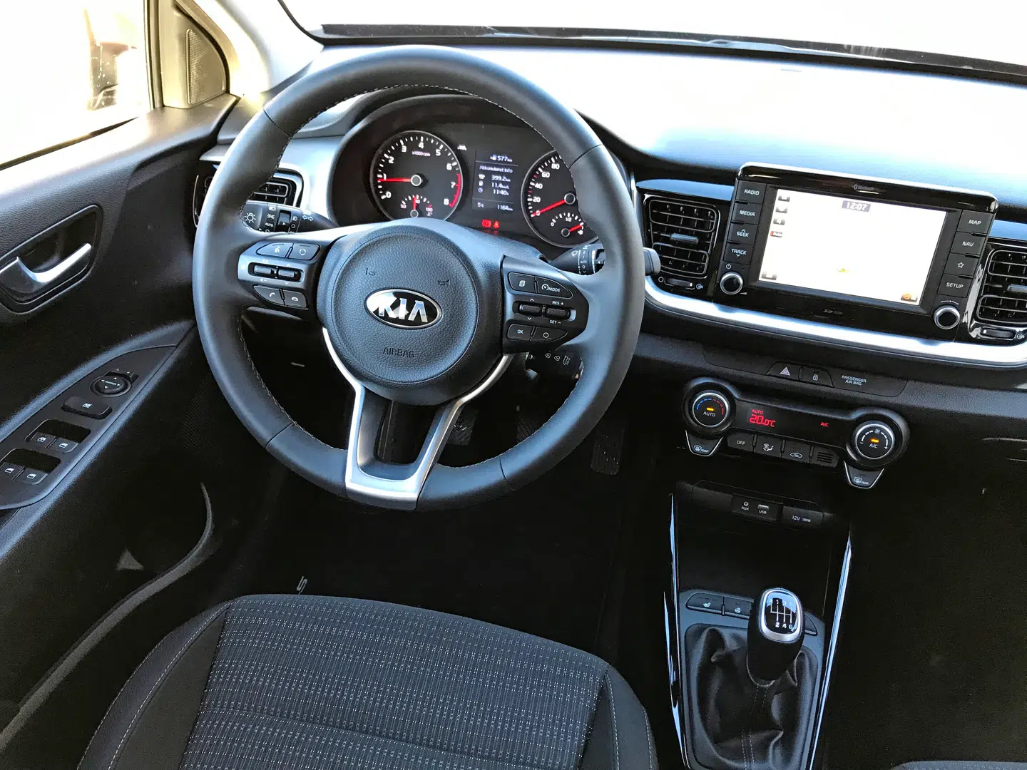 Kia Stonic er veludstyret og lækker, men dens største udfordring er, at den er markant lavere end de to andre biler, og det betyder, at man samtidig sidder tættere på vejen - hvilket går imod SUV’ens kerneopdrag, nemlig at levere bedre overblik i trafikken. Foto: Henrik Dreboldt