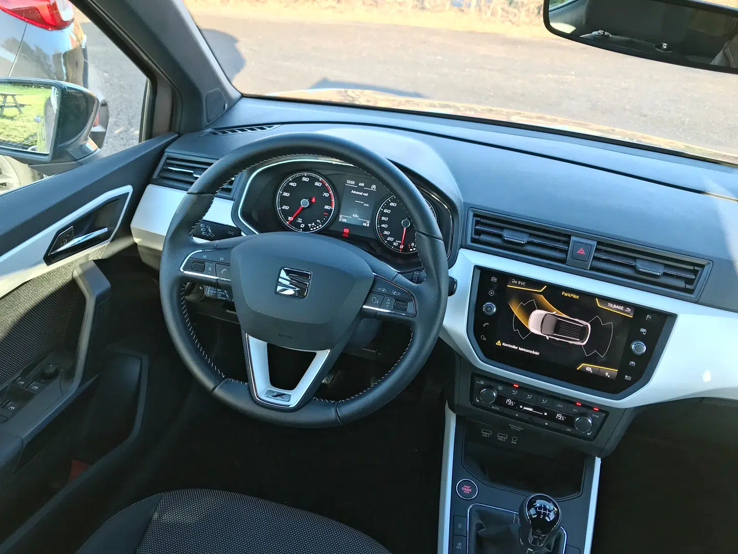 Seat Arona er stramt og funktionelt designet i kabinen. Testbilen har en halvkæk cremehvid interiørlakering, som ikke vil falde i alles smag. Men funktionelt er den god. Foto: Henrik Dreboldt