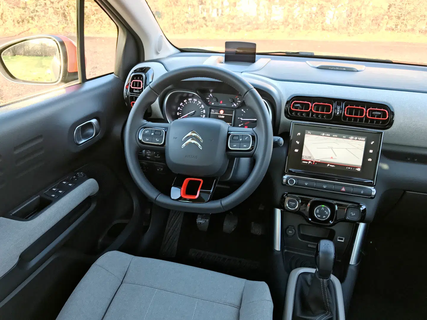 Citroën C3 Aircross er et glimrende eksempel på fransk fritænkning med store visuelle armbevægelser og stof på instrumentbordet. Jeg er begejstret, men det vil alle ikke være. Den er dog testens mest rummelige vogn målt på kabine- og bagageplads. Foto: Henrik Dreboldt