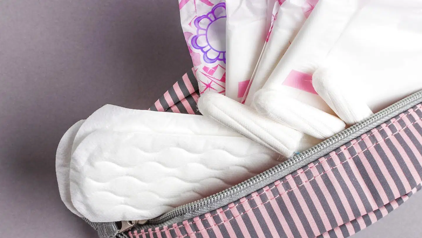I den svenske kommune Österåker vil unge kvinder mellem 12 og 23 år fremover have mulighed for at hente gratis hygiejnebind, trusseindlæg og tamponer.
