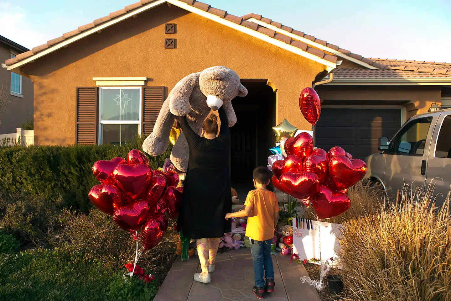 Liza Tozier og hendes søn Avery Sanchez bor tæt på familien Turpins hus. Den seks-årige dreng var forleden forbi huset for at donere sin kæmpestore teddybamse til børnene.