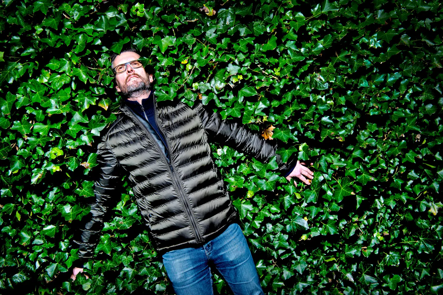 Per Fly, filminstruktÔøΩr og manuskriptforfatter, er aktuel med sin fÔøΩrste internationale film, ’Dobbeltspil’ (Backstabbing for Beginners.