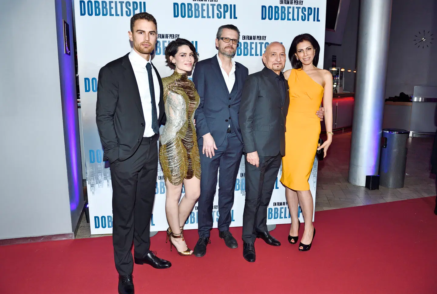 Per Fly flankeret af skuespillerne Theo James, Belcim Bilgin og Sir Ben Kingsley med sin hustru Daniela Lavender ved denne uges premiere. Foto Tariq Mikkel Khan
