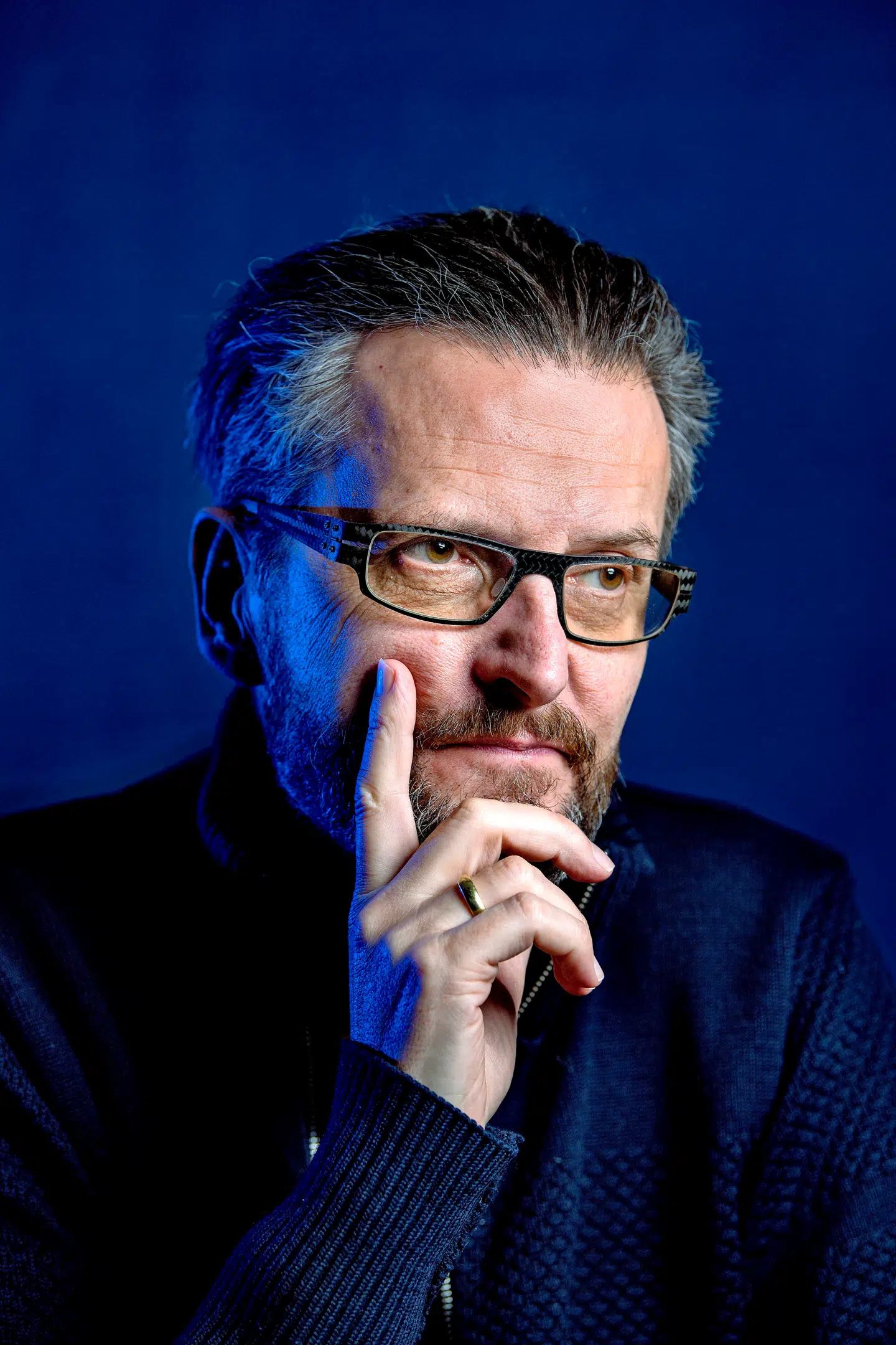 Per Fly, filminstruktÔøΩr og manuskriptforfatter, er aktuel med sin fÔøΩrste internationale film, ’Dobbeltspil’ (Backstabbing for Beginners.