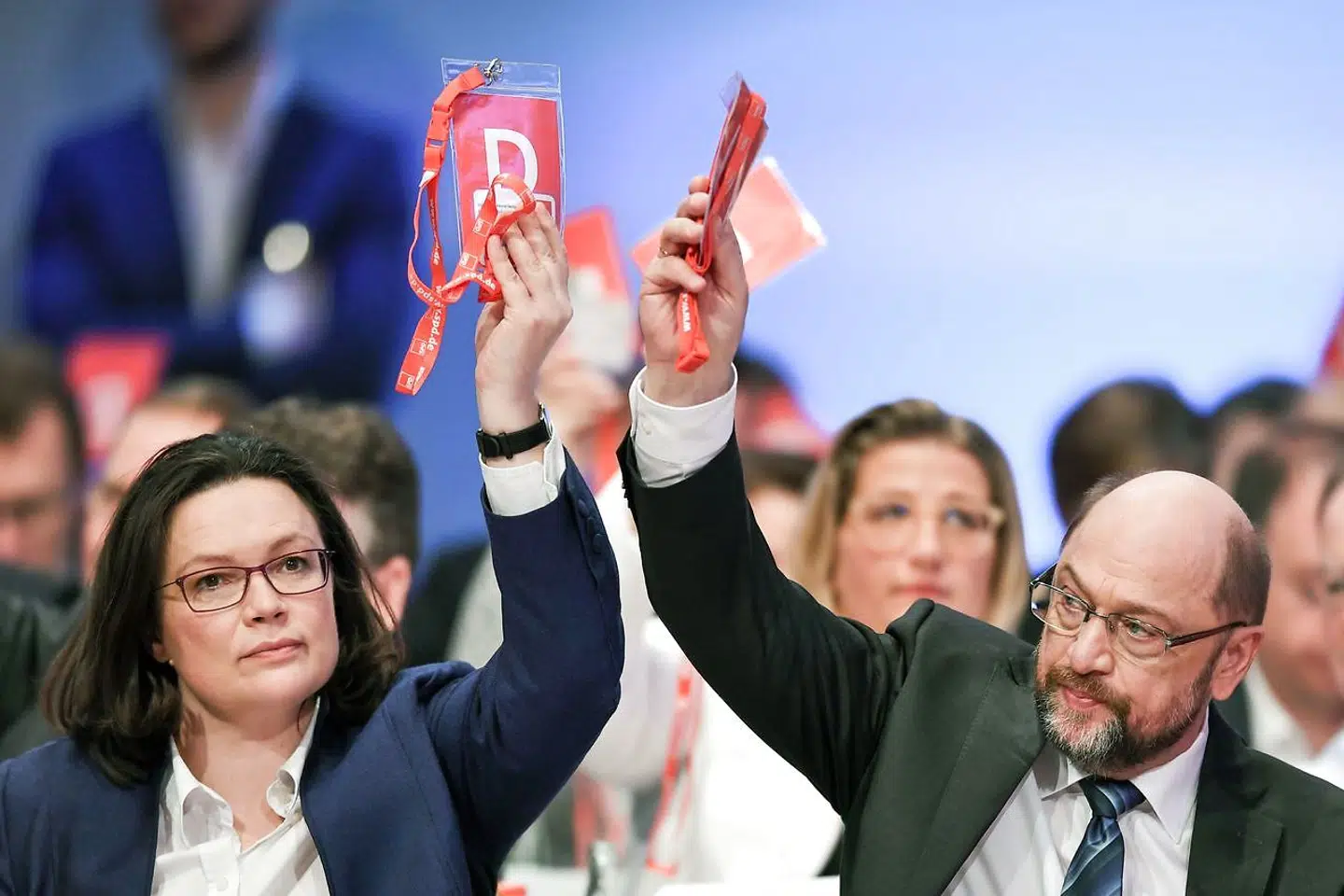 Med et flertal på 60 pct. af stemmerne lykkes det i går SPD-formand Martin Schulz at få grønt lys til at indlede forhandlinger med Merkel. Til venstre ses Andrea Nahles, der med en brandtale vendte stemningen til et ja.  / AFP PHOTO / DPA / Federico Gambarini / Germany OUT