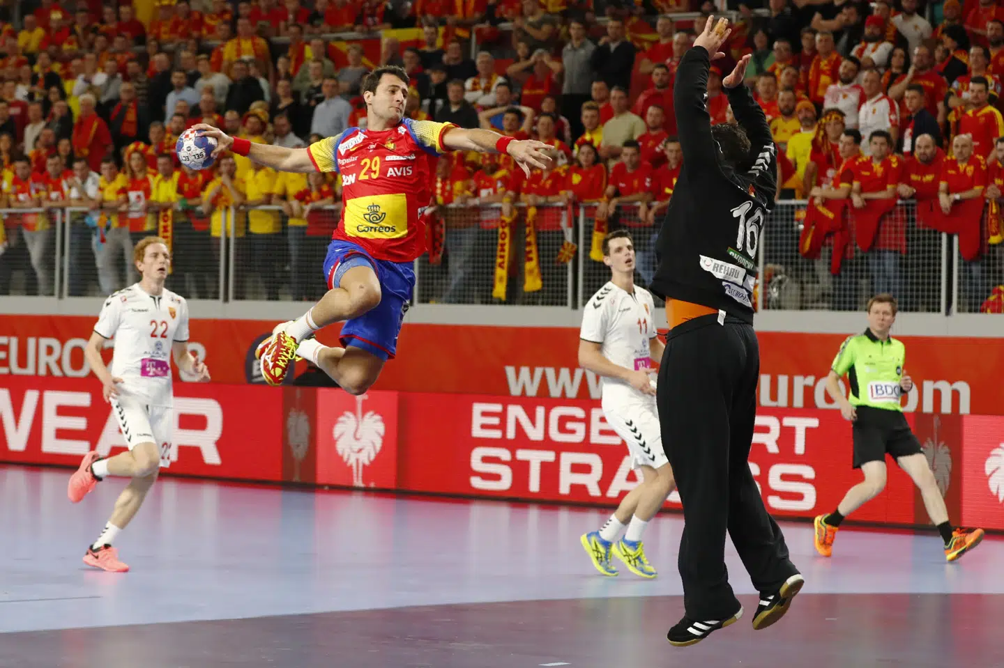 Spanien havde let spil mod Makedonien ved EM i håndbold. Reuters/Antonio Bronic