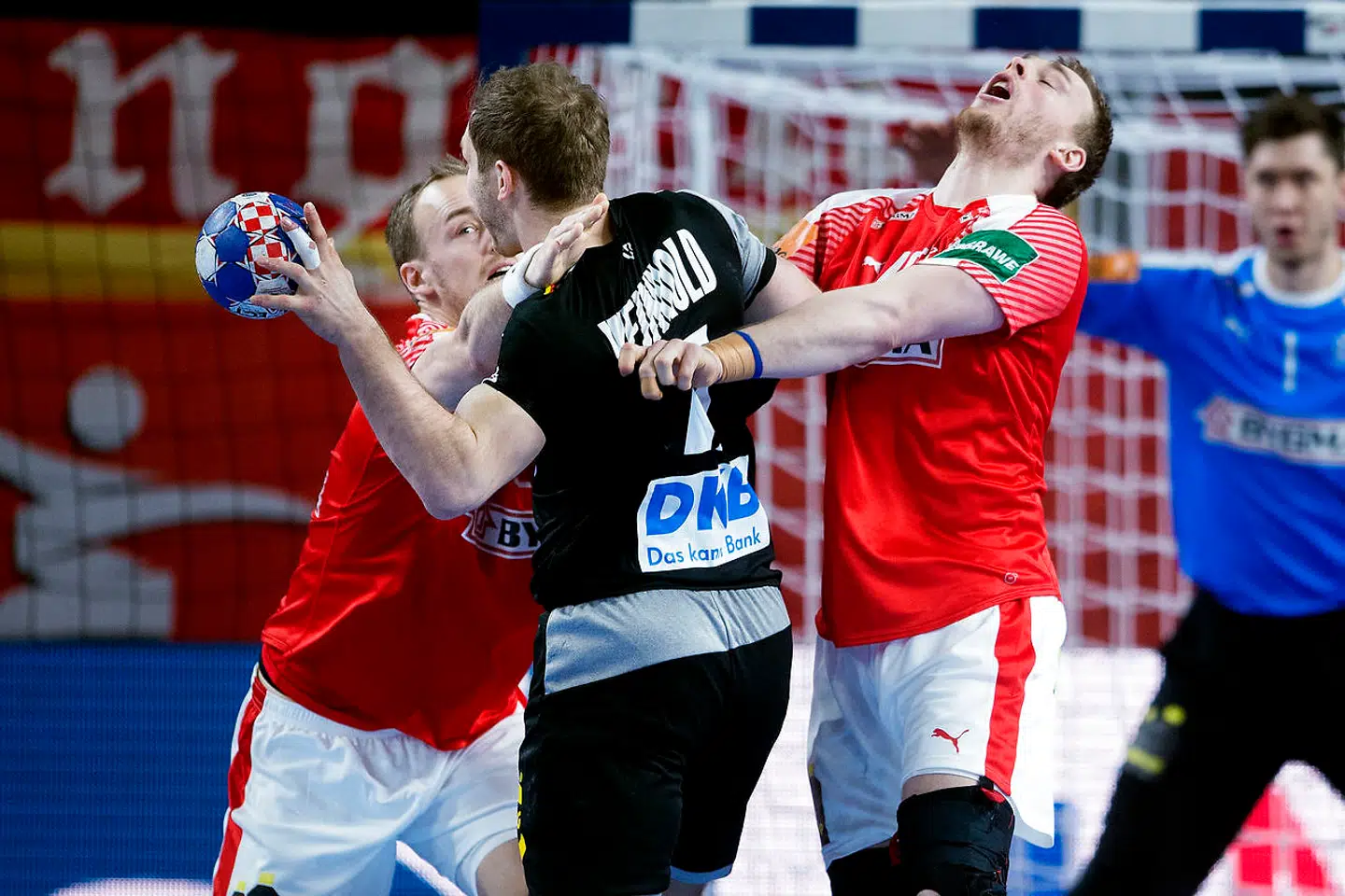 Danmarks Henrik Toft Hansen og René Toft Hansen har fat i Tysklands Patrick Wiencek under EM kampen mellem Danmark-Tyskland søndag den 21 januar 2018. (Foto: Liselotte Sabroe/Scanpix 2018)