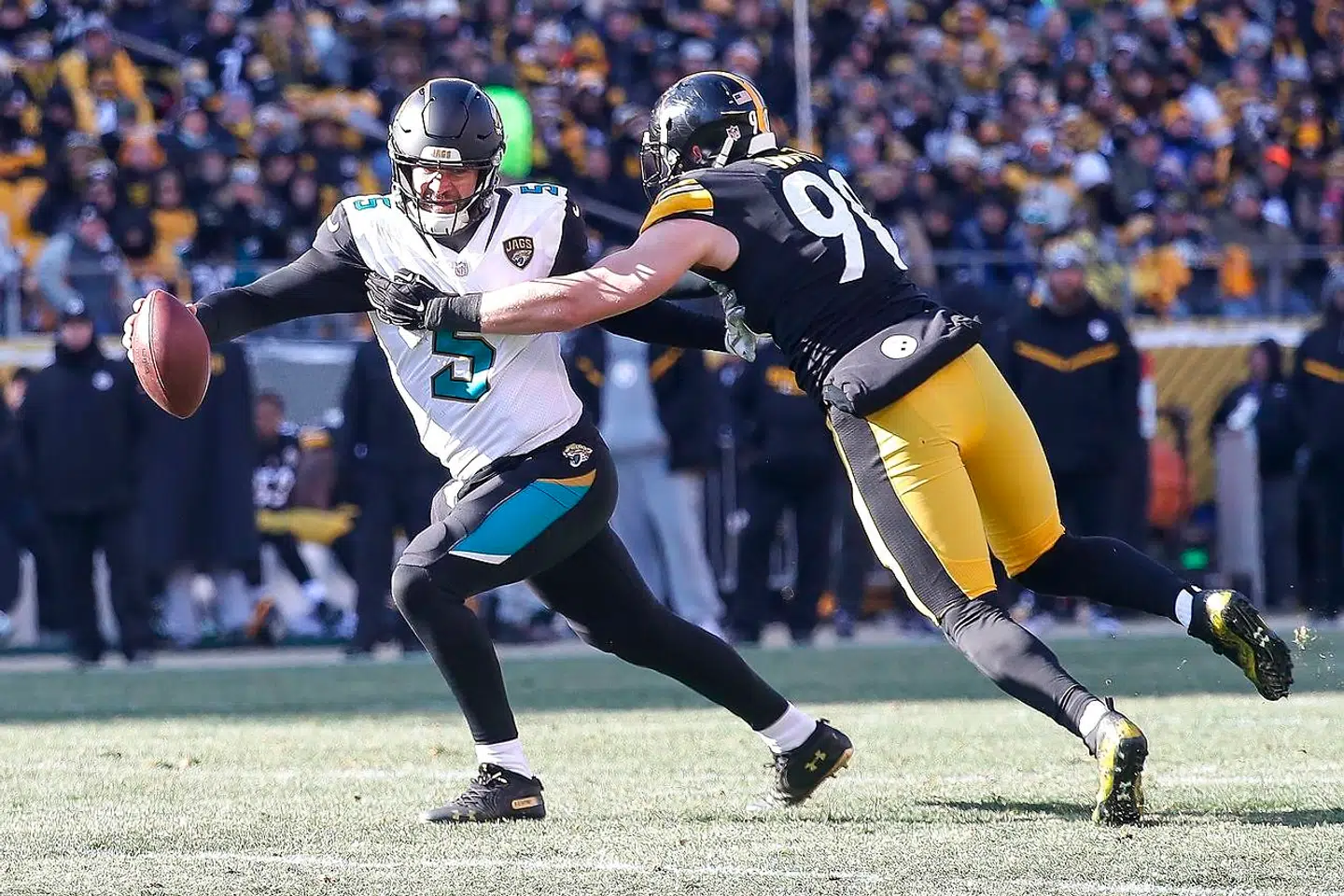 Blake Bortles (tv.) havde en stor andel i Jacksonville Jaguars' sensationelle sejr over Pittsburgh Steelers. Men nogen stjerne bliver quarterbacken aldrig, mener NFL-kommentator på TV3 Sport Tommy Kjærsgaard. Dertil spiller han simpelthen for ofte på et for lavt niveau. Foto: AFP