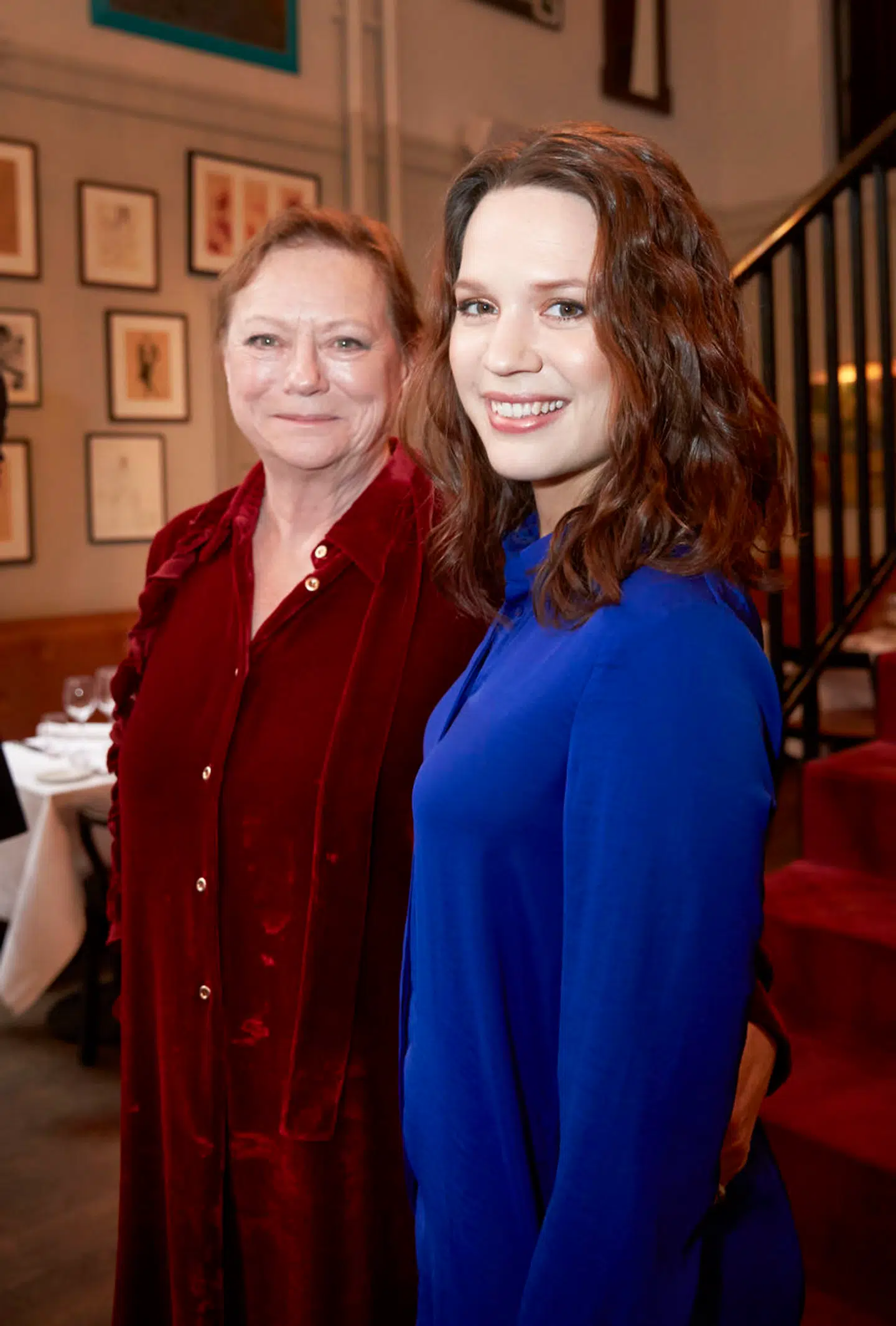 Den garvede revydronning Lisbeth Dahl sammen med sit stjerneskud Amalie Dollerup under præsentationen af holdet i Cirkusrevyen 2018 på Brdr. Prices Restaurant i København.