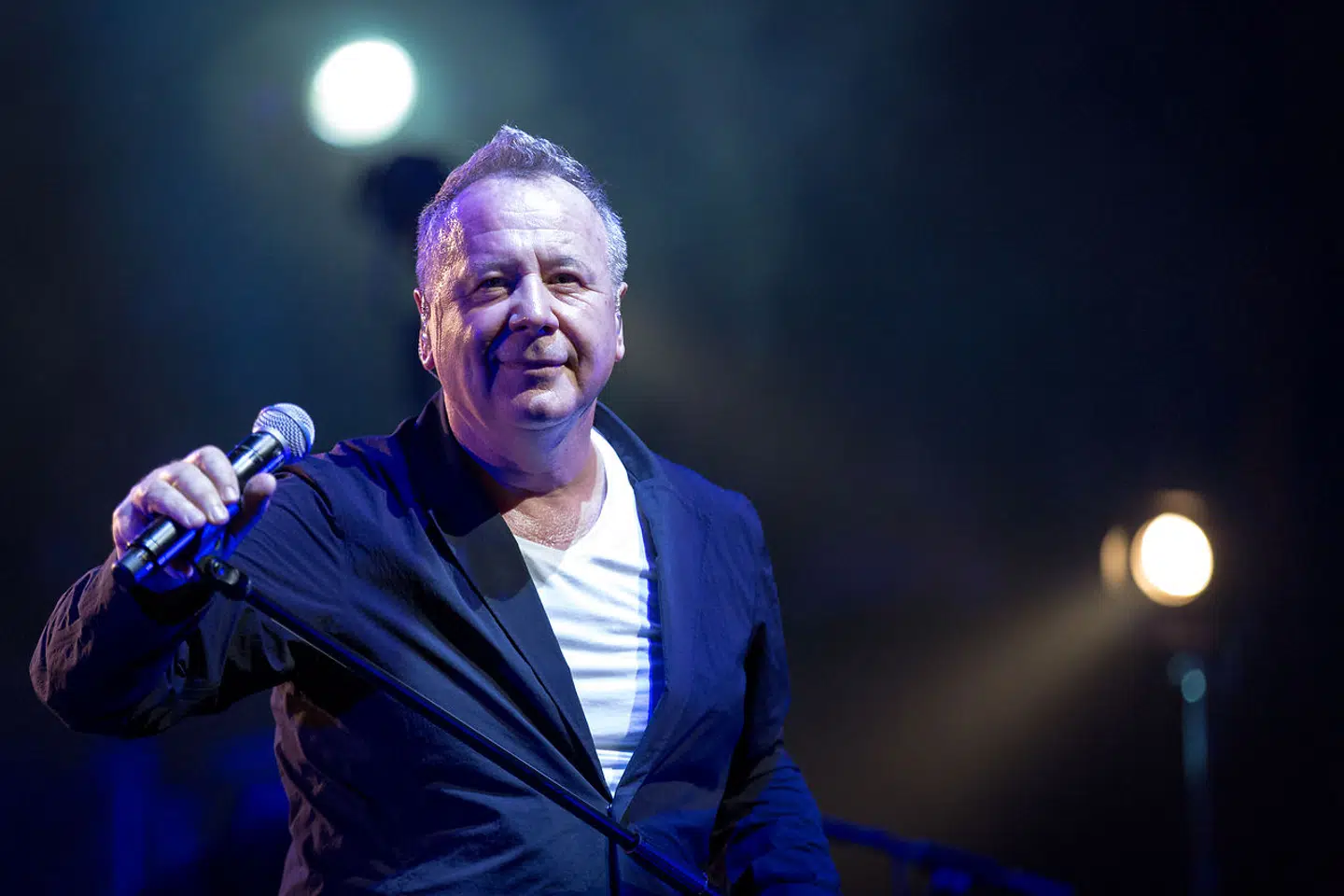 Det skotske rockband Simple Minds ses her spille koncert DR Koncerthuset i København. Her ses forsanger, sangskriver og musiker Jim Kerr på scenen.