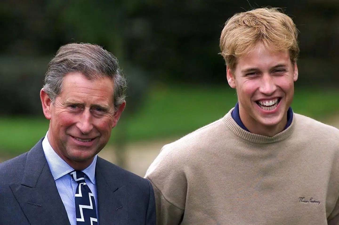 Mange husker nok prins Williams store hår - som ses her tilbage i år 2000. På billedet ses William sammen med sin far, prins Charles.