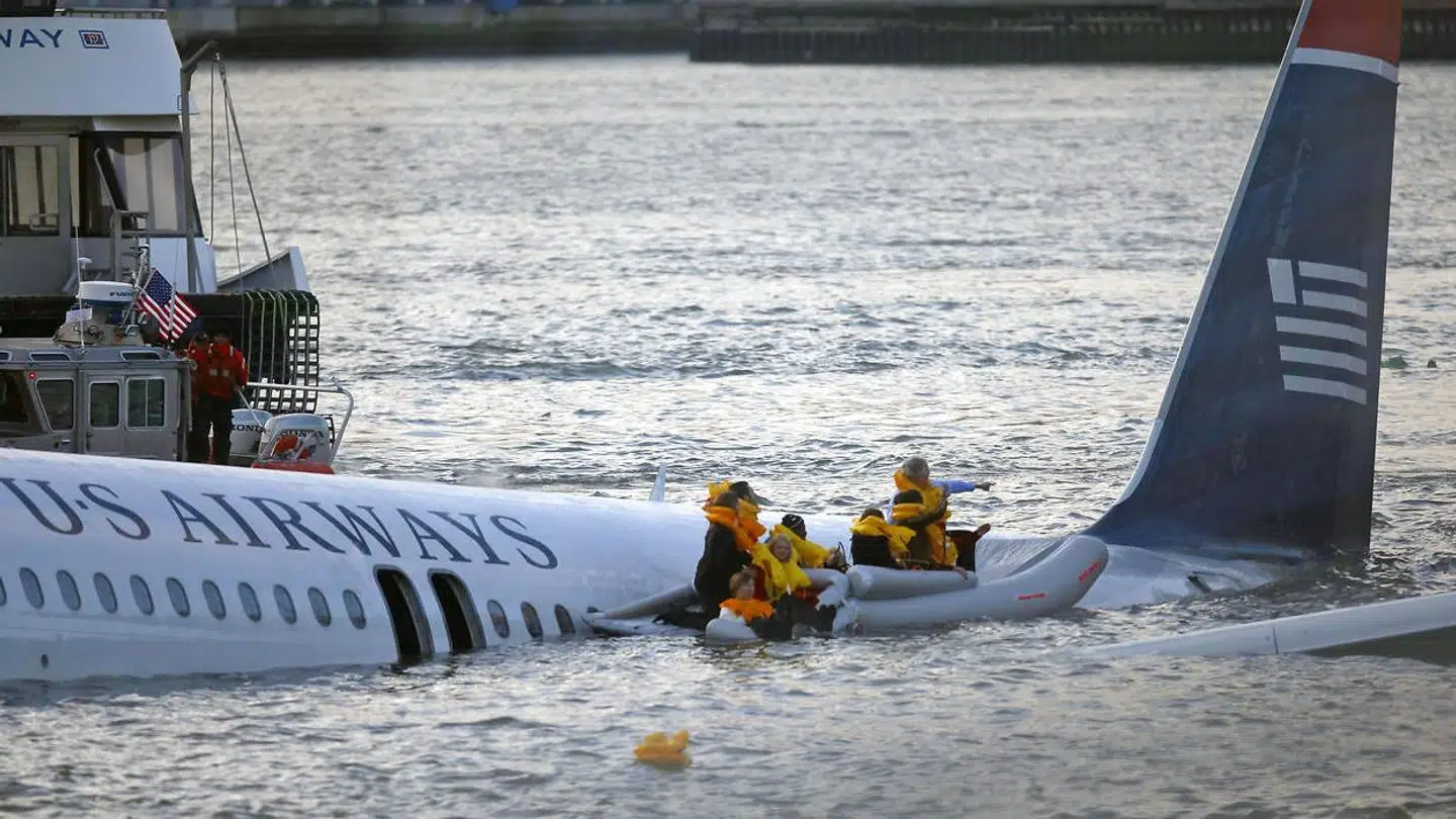 155 personer blev reddet af i land af nærliggende både, efter at Chesley "Sully" Sullenberger landede et fly på Hudson River.