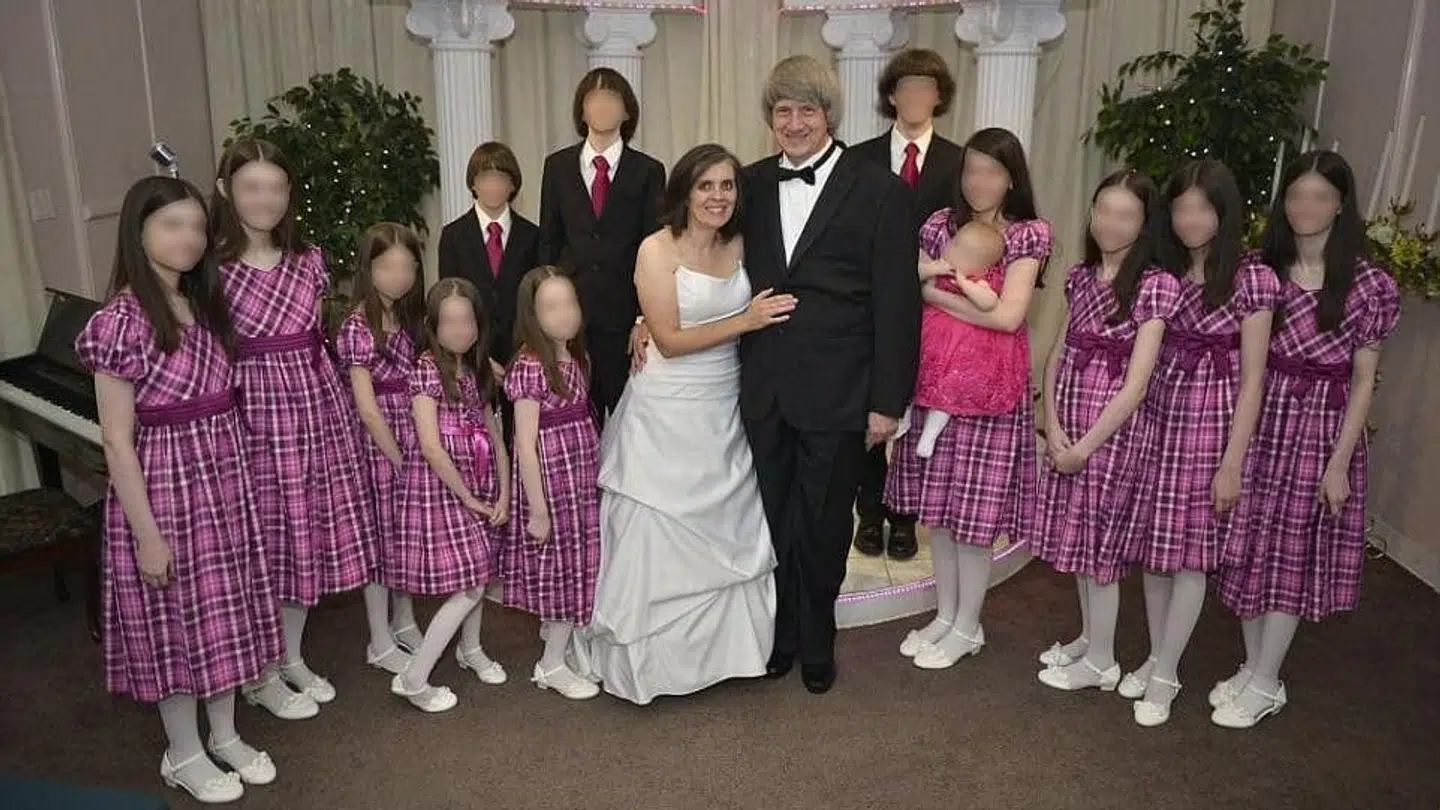 Louise og David Turpin med deres 13 børn. Parret genfornyede ofte deres bryllupsløfter. Billedet er fra deres seneste 'bryllup' i Las Vegas, hvor de er fotograferet med alle deres børn.