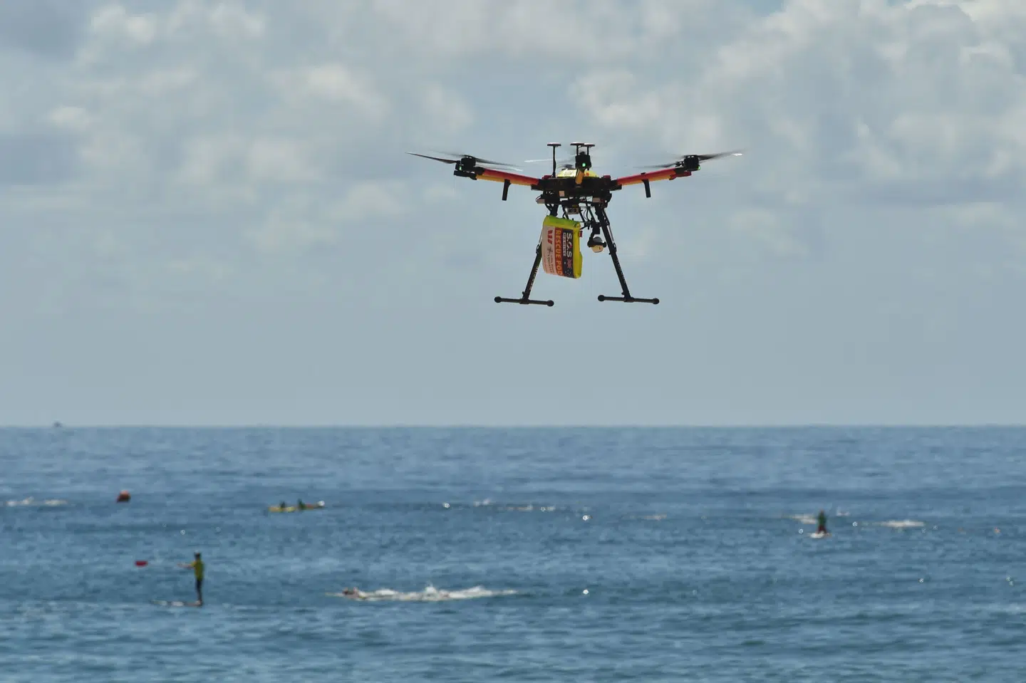Ud over at finde nødstedte svømmere og nedkaste redningsudstyr til dem hurtigt, så anvender Australiens også droner til at spore hajer og brandmænd under vandet. Her ses en drone holde øje med hajer. Scanpix/Peter Parks/arkiv