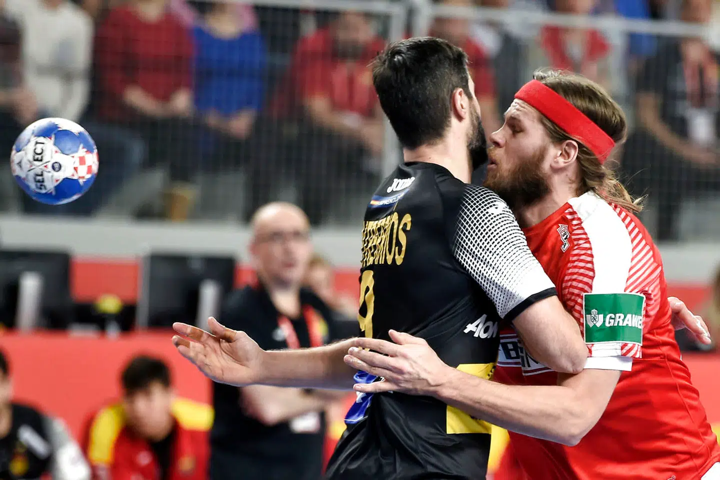 Mikkel Hansen bliver tacklet i EM-kampen mod Spanien i Varazdin i Kroatien onsdag den 17. januar 2018. . (Foto: Liselotte Sabroe/Scanpix 2018)