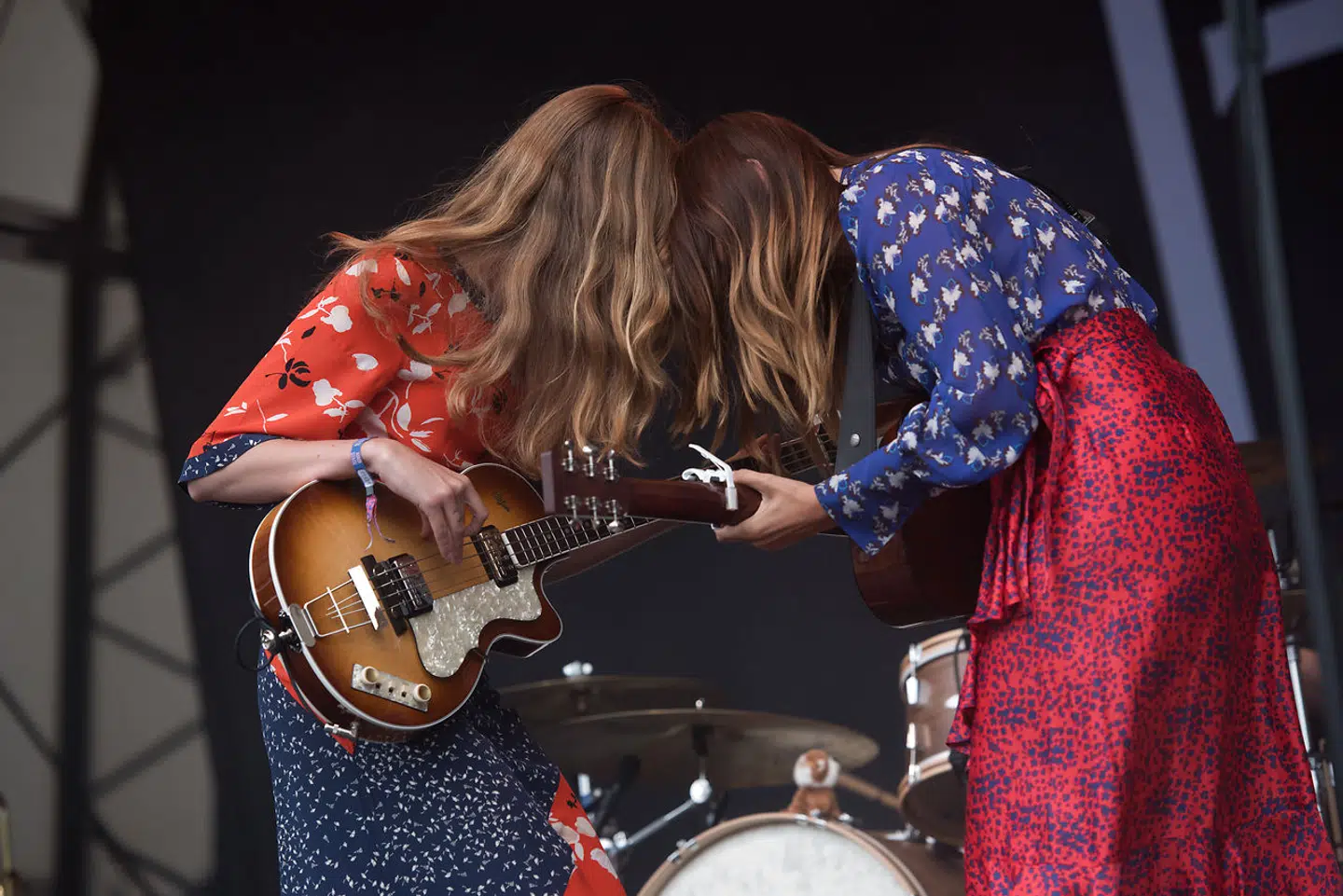 Klara Söderberg (t.h) og bassist Johanna Söderberg