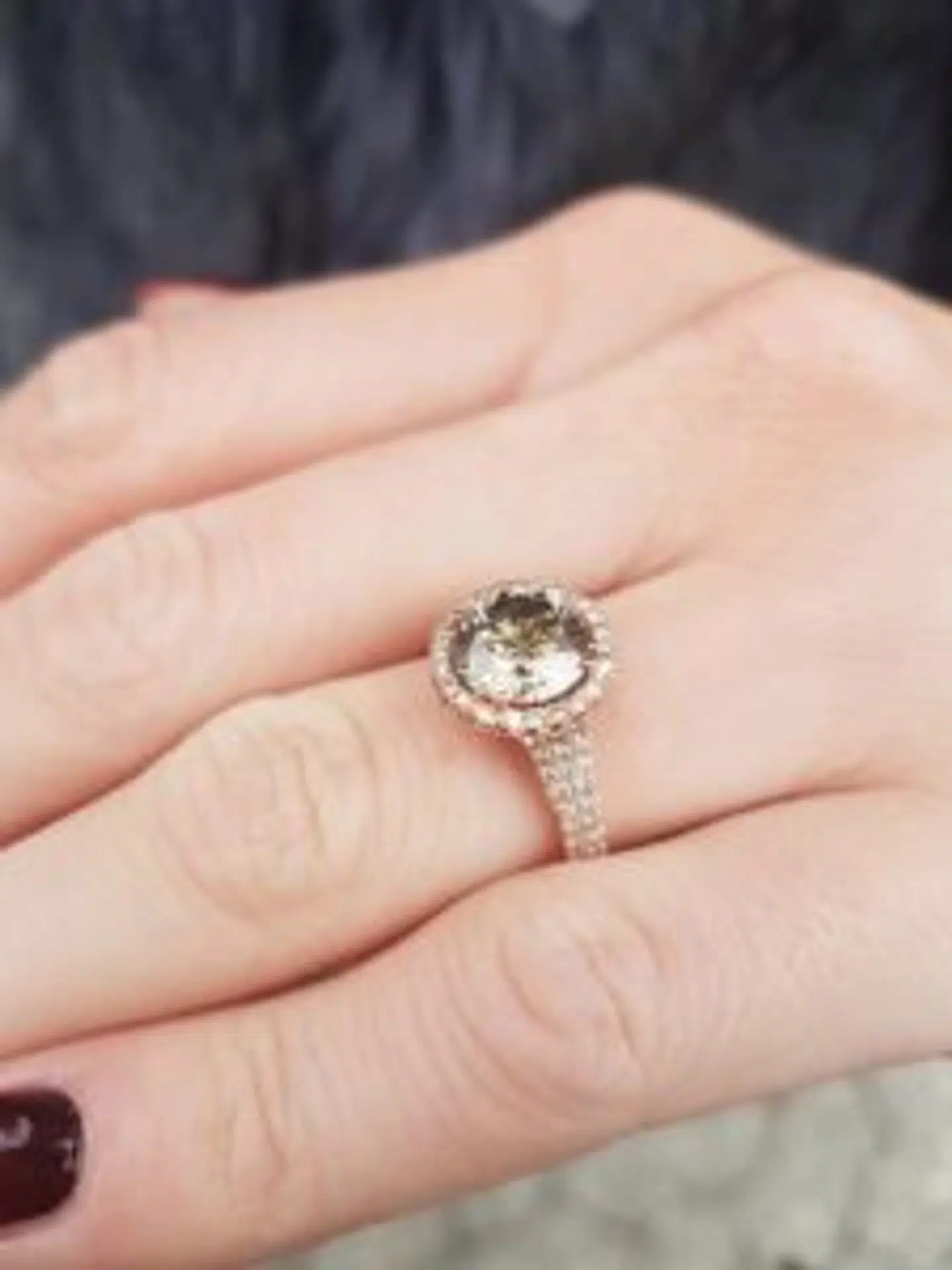 Ringen er eget design – total diamant karat 2.78 i en lys rosegold setting med ekstra fatninger til sten og forstærkning under. Centersten er en 2.28 karat C1-C2 champagnesten VVS1. Flawless cut, clarity og symmetri. Sidestenene tæller i alt 64 styks og udgør 0.50 karat. Det er D VS1 sten. Den oprindelige plan var hvidguld med split shank, men da jeg fik fingrene i den store champagnesten var jeg slet ikke i tvivl om, at den skulle bruges til Jessicas ring i en flot wide shank rosegold-setting, fortæller Kenneth om ringen.