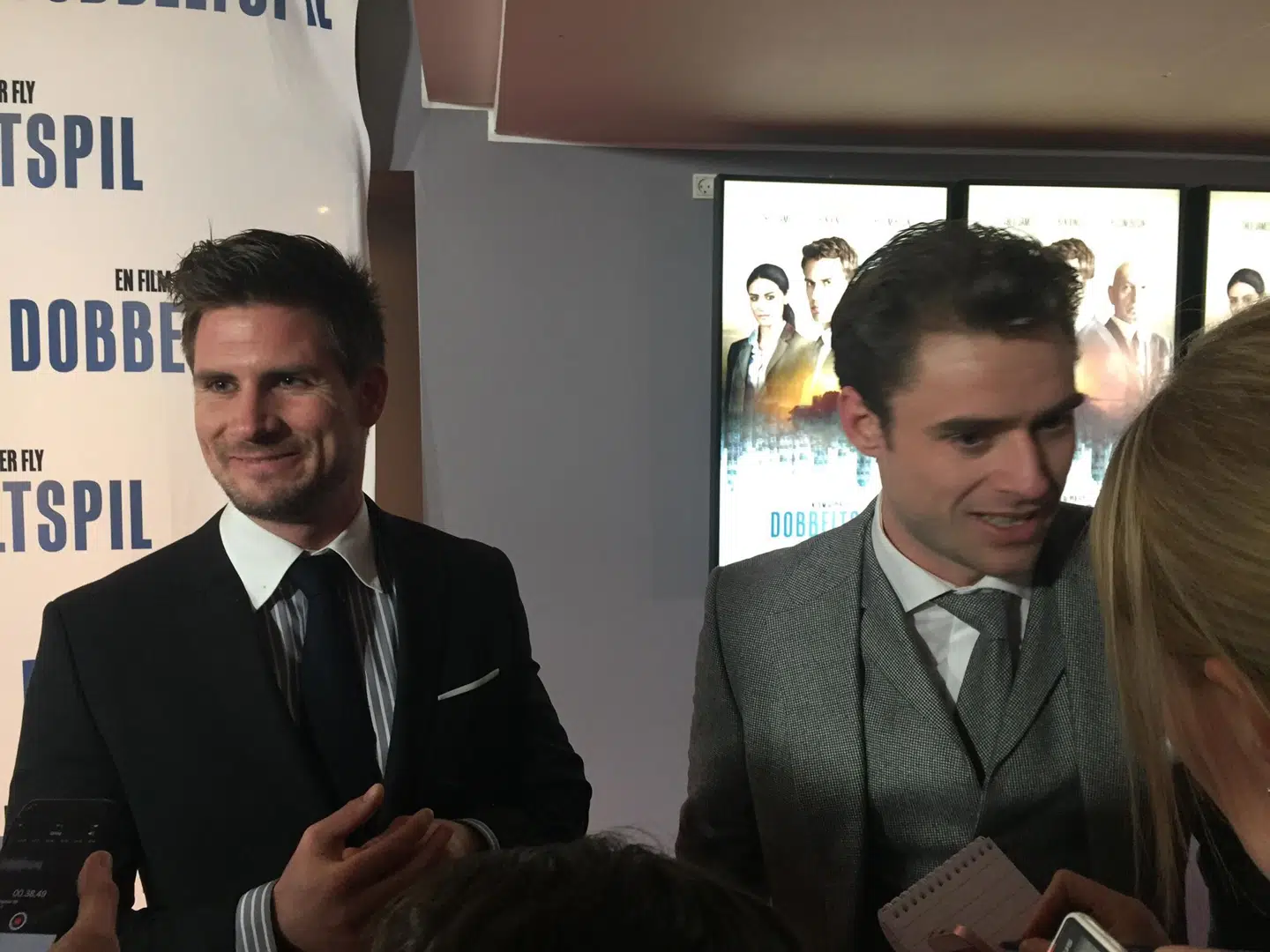 Jonas Løvik (tv) og Johannes Nymark på den røde løber til Per Flys nye film 'Dobbeltspil'.