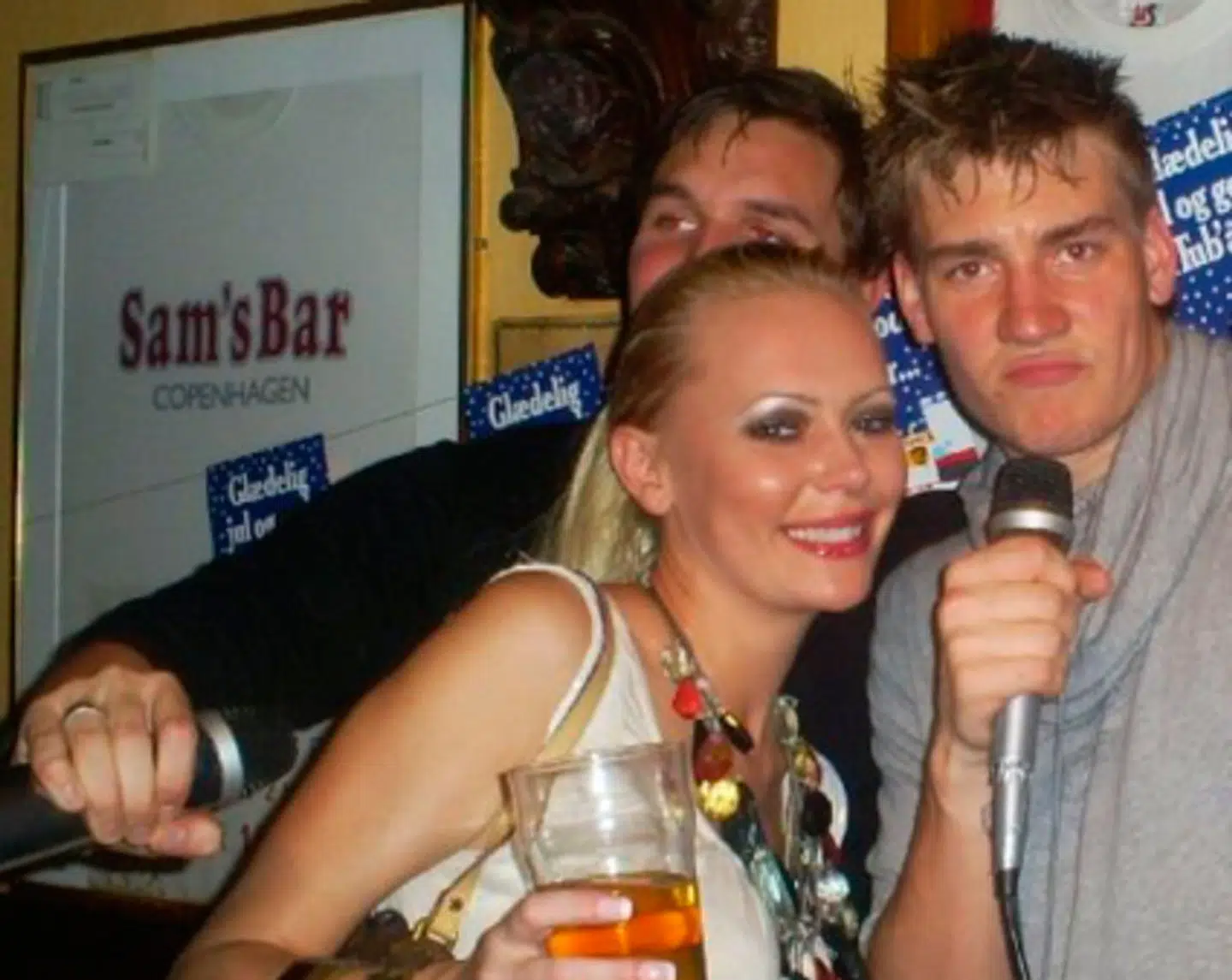 Nicklas Bendtner er 20 år gammel og nyder en aften på Sams Bar sammen med realitykendissen Susan K.