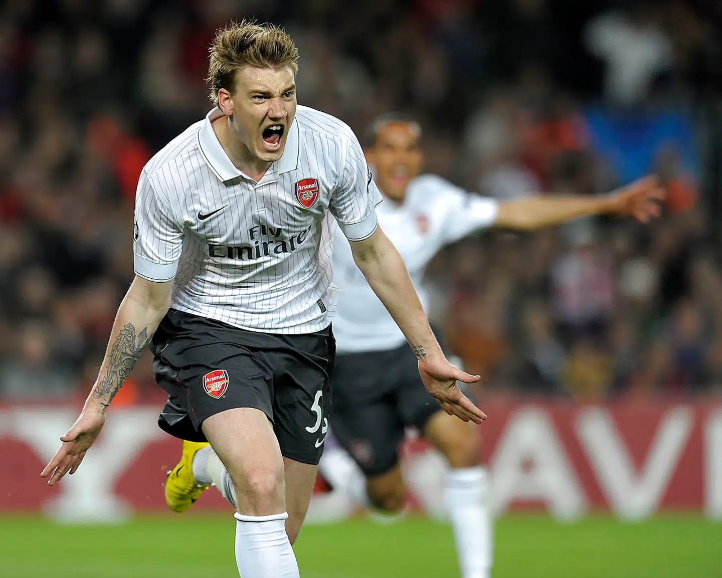 Bendtner scorer på Camp Nou for Arsenal mod Barcelona, da han er 22 år gammel i 2010.