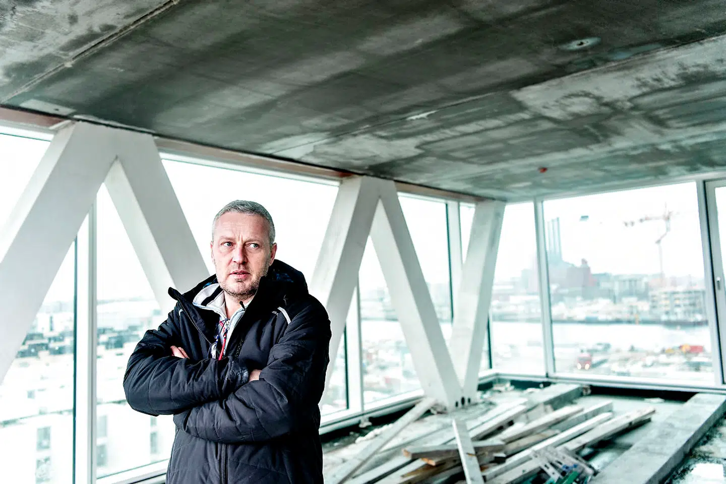 »Vi fik stjålet for 600.000 kroner på få dage. Det er skidt nok i sig selv, men derudover står der jo hver gang fire-fem mand, som ikke kan lave noget i måske to-tre dage, fordi de ingen værktøj har,« siger VVS-installatør Søren Frederiksen, der som så mange andre indenfor byggefagene er hårdt ramt af tyverier. Værktøj er blevet tyvenes nye guld.