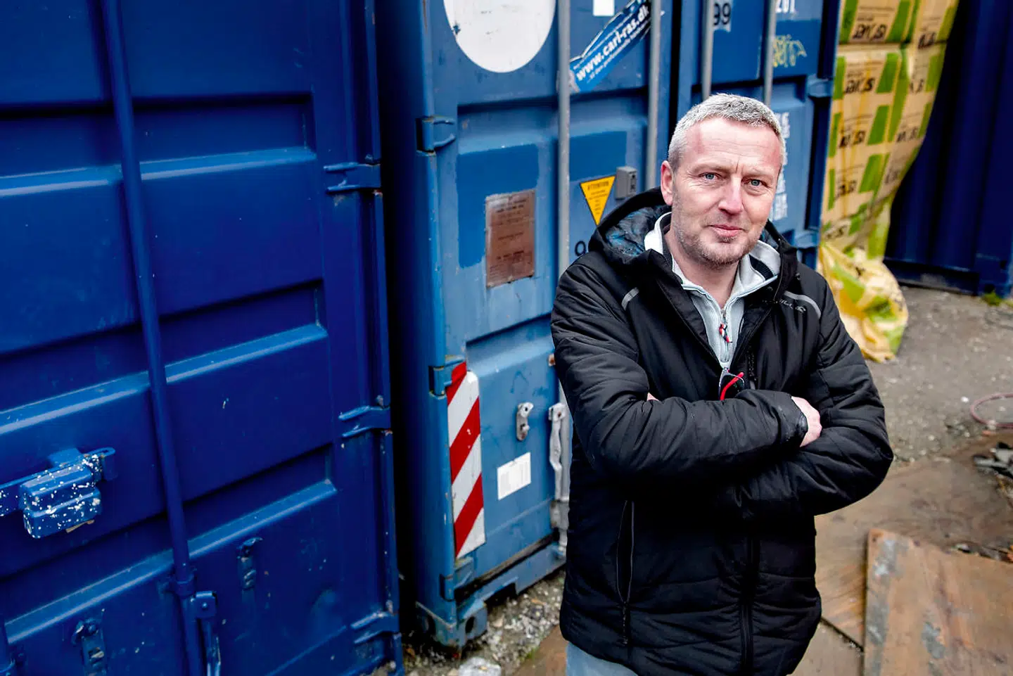 »Stort set al værktøj i dag kører på batterier. Indbruddet i containeren er sket med en el-sav. Det har vel taget et minut eller to, og så er de kommet ind og har fjernet det hele, selv om vi faktisk har forsøgt at sikre os så godt som muligt. Hvad skal man gøre?,« spørger Søren Frederiksen retorisk og slår opgivende ud med armene. Han har nu mærket al sit værktøj og materiel med syntetisk DNA, så det er muigt at koble en eventuel gerningsmand direkte til Søren Frederiksens firma, hvis han bliver udsat for tyveri endnu en gang.