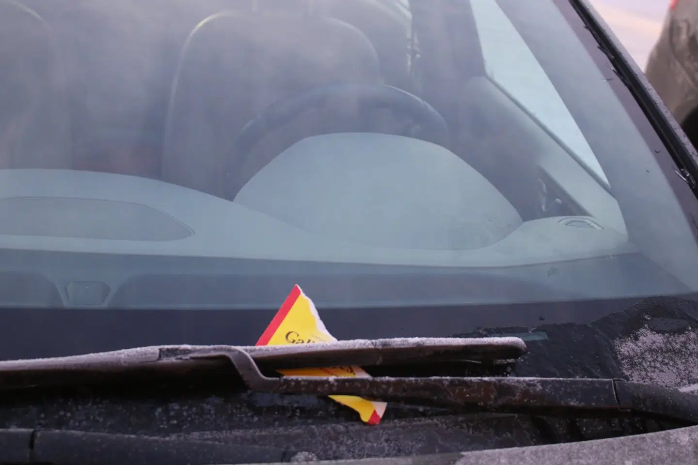 Sådan sad beskeden på Lise Lindgrens bil.