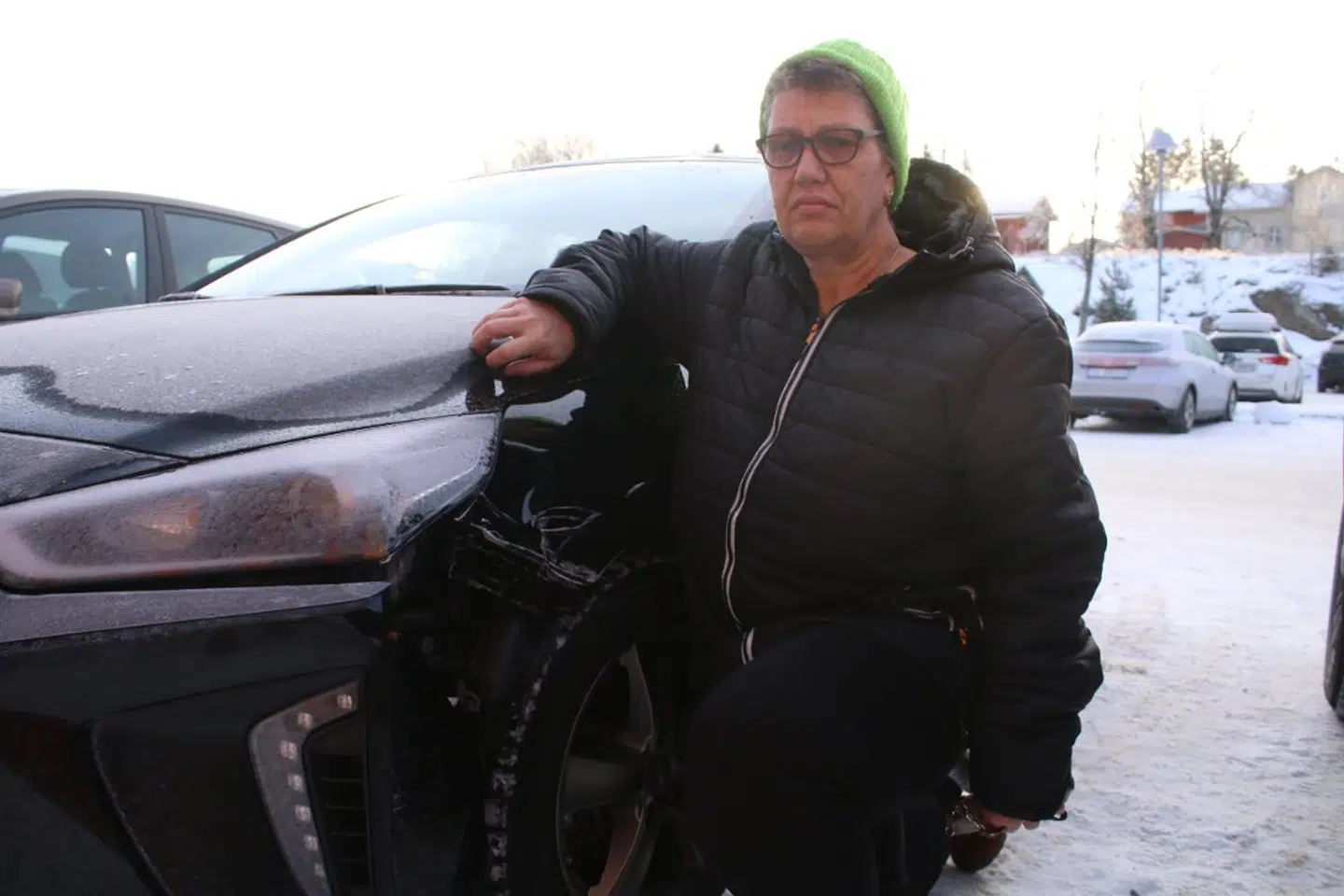 Lise Lindgren viser skaderne på sin bil.