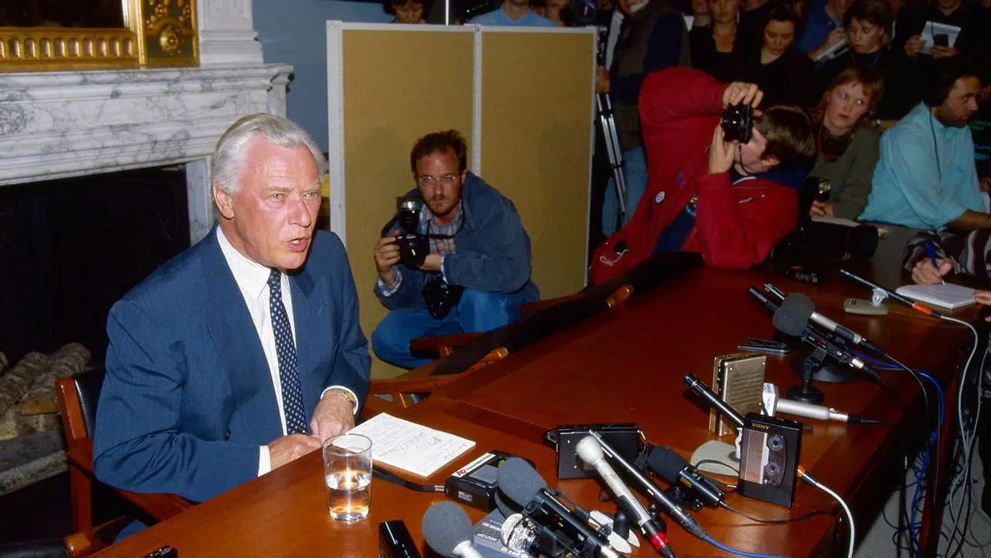 Fhv. statsminister Poul Schlüter (K) har et godt eftermæle, mener hans gamle partifælle, politisk kommentator Hans Engell. Men, siger Hans Engell, »Tamilsagen vil blive husket, og selv unge mennesker kender i dag sætningen med, at der ikke var fejet noget ind under gulvtæppet«.