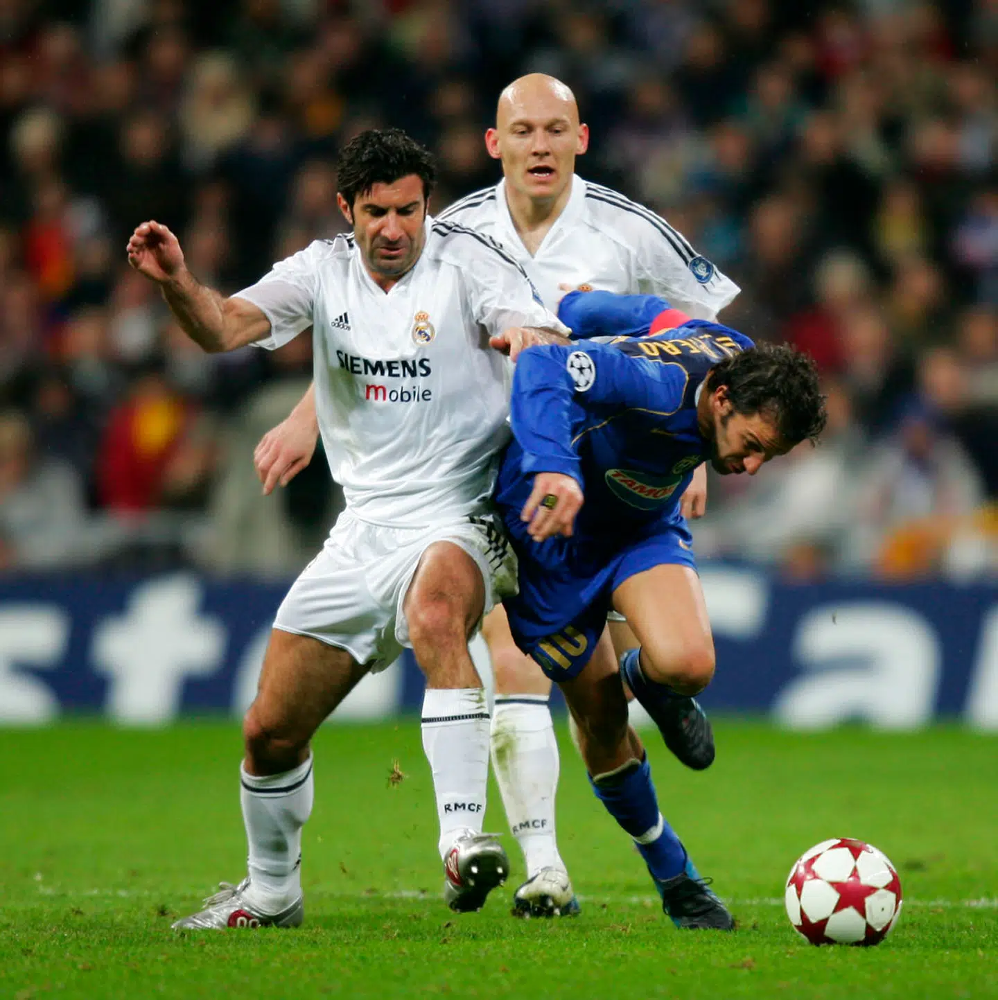 Luis Figo i aktion for Real Madrid sammen med danske Thomas Gravesen mod Alessandro del Pieros Juventus. Det er ikke hver dag, man får lov til at se de tre legender sammen.