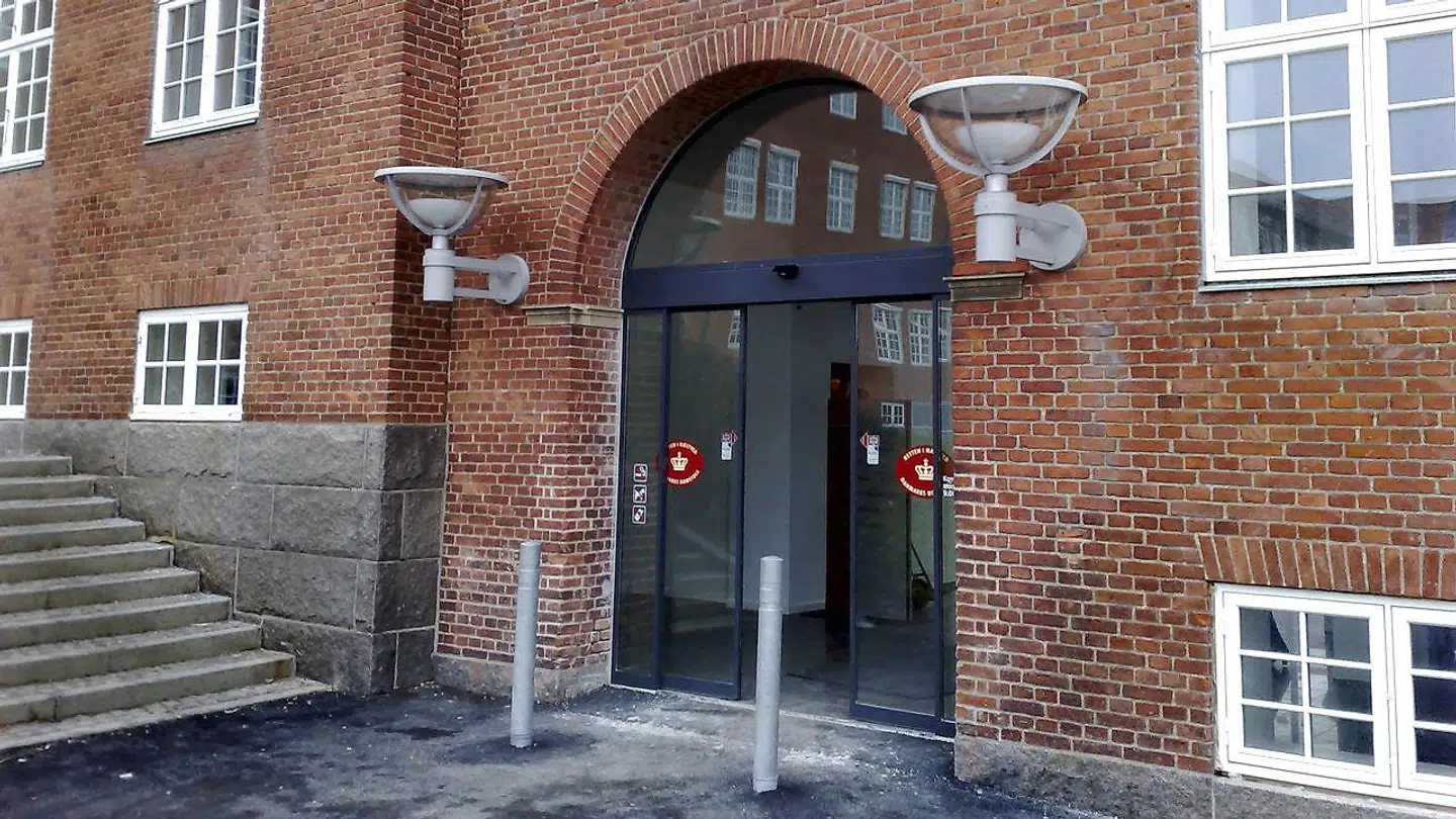 Den 37-årige far blev ved byretten i Næstved idømt fem måneders fængsel, heraf tre ubetinget, for vold og frihedsberøvelse mod to døtre.