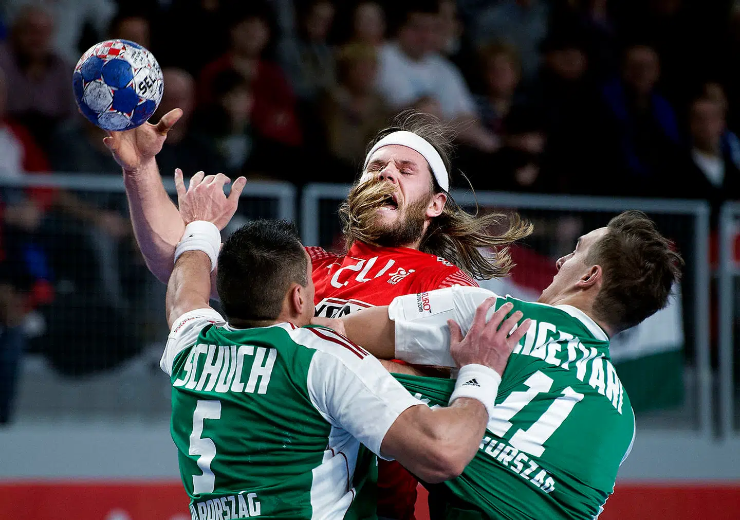 Danmarks Mikkel Hansen mellem Ungarns Timuzsin Schuch og Patrik Ligetvari under første EM kamp mellem Danmark-Ungarn i Arena Varazdin lørdag den 13 januar 2018.. (Foto: Liselotte Sabroe/Scanpix 2018)