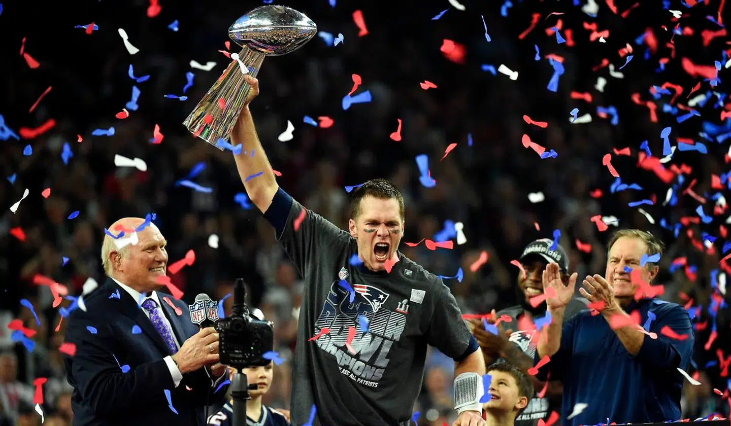 New England Patriots-quarterback Tom Brady kunne i februar løfte Vince Lombardi-trofæet for femte gang i karrieren, mens træner Bill Belichick smilende klappede i hænderne. Selv om Patriots igen er favorit til at vinde Super Bowl, er der ifølge en ESPN-artikel fra fredag i sidste uge opstået gnidninger mellem Brady, Belichick og ejer Robert Kraft. Foto: AFP